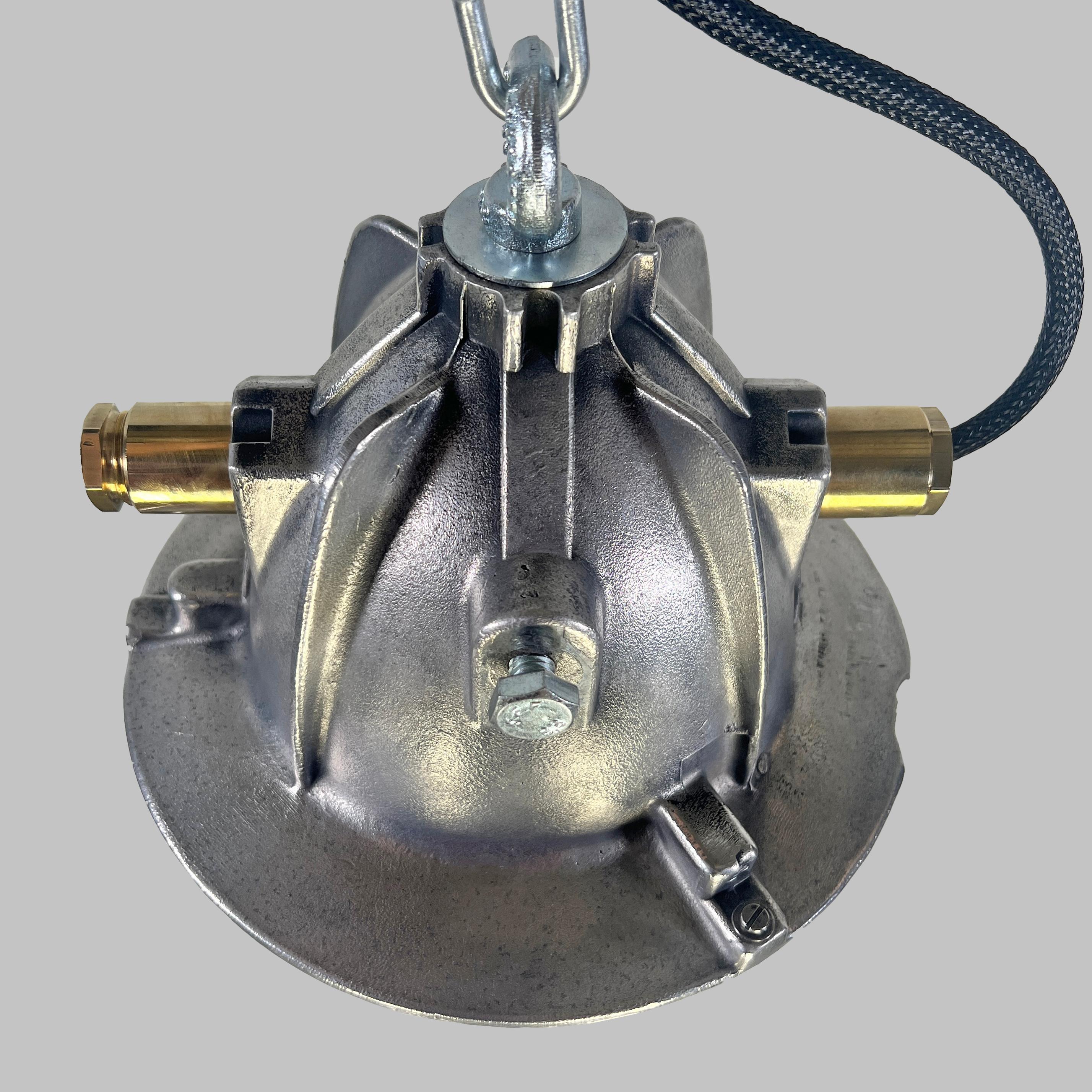 Lampada a sospensione francese Legrand del 1980 in alluminio fuso a prova di esplosione con paralume in vetro in vendita 1