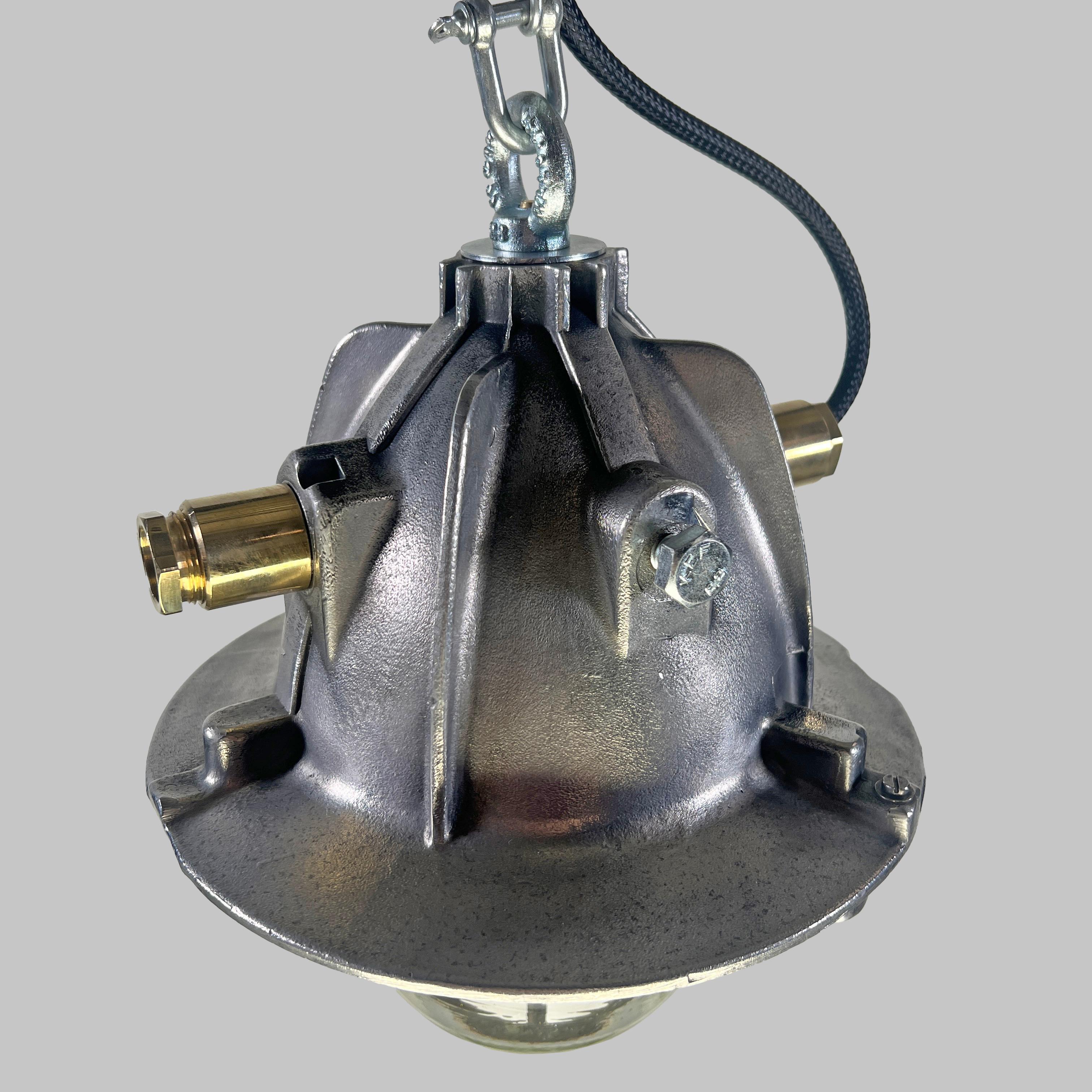 Lampada a sospensione francese Legrand del 1980 in alluminio fuso a prova di esplosione con paralume in vetro in vendita 2
