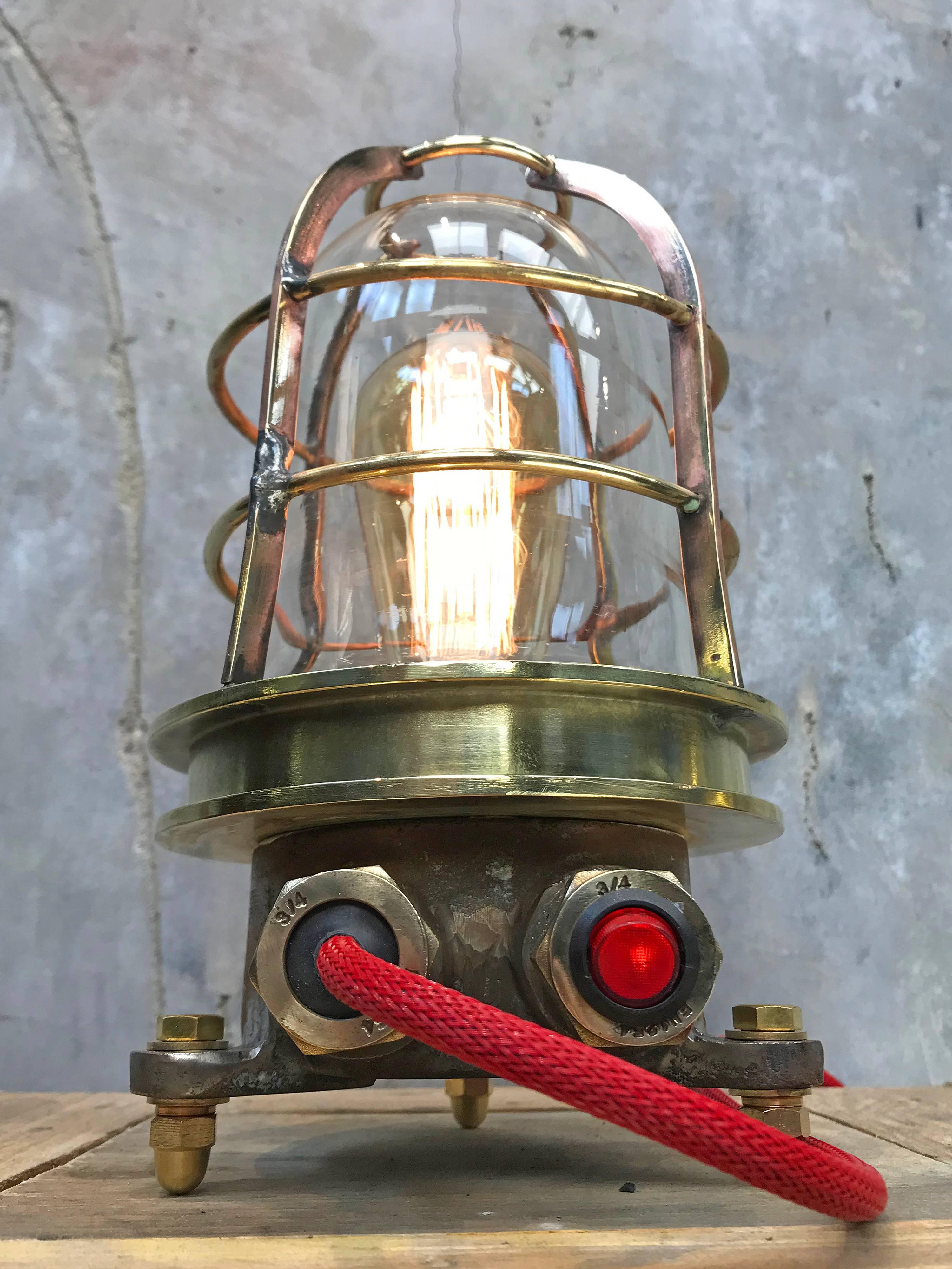 Explosionsgeschützte Schreibtischlampe aus Messingguss mit geflochtenem Kabel und rotem Glimmschalter.

Retro-Ausstattung mit rotem Schalter, UK-Stecker und alter Edison-Glühlampe E27.

Hergestellt in den 1980er Jahren von Kokosha, Osaka,