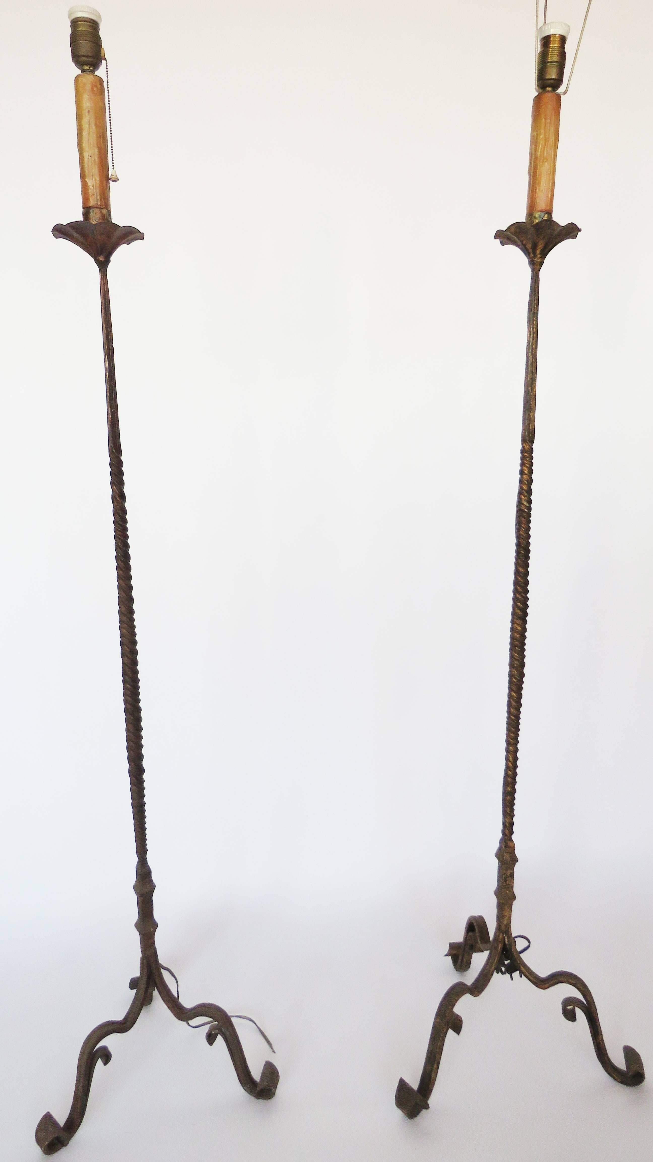 Early 20th Century Pair of Hand Brought Iron Gilt Floor Lamps In Excellent Condition For Sale In Alella, ES