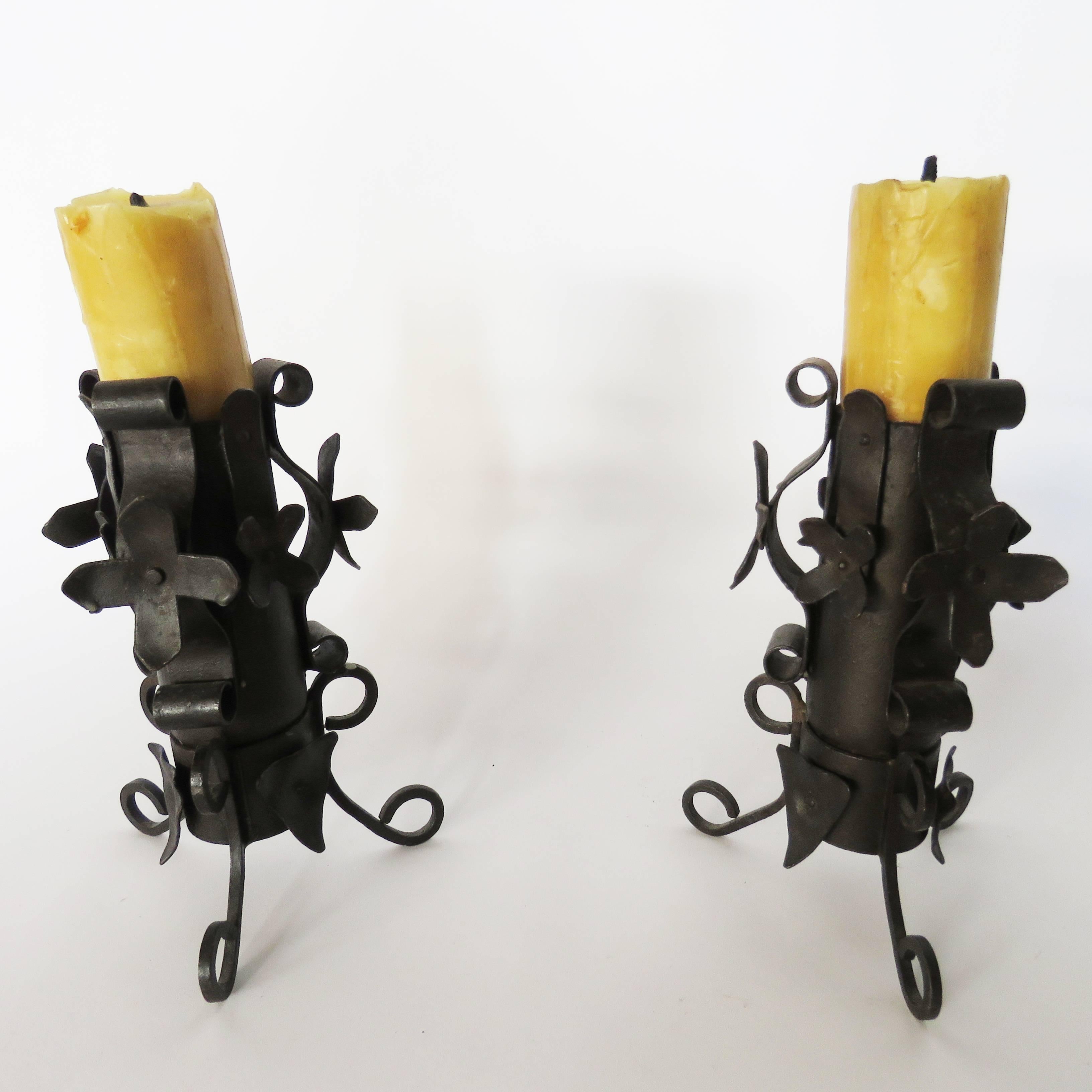 Nicely decorated wrought iron with flower designs and two thick bee wax candles. Original from Barcelona, Spain.

Measures: Height 10.5 inches iron candlestick and 13.5 inches including wax candle.