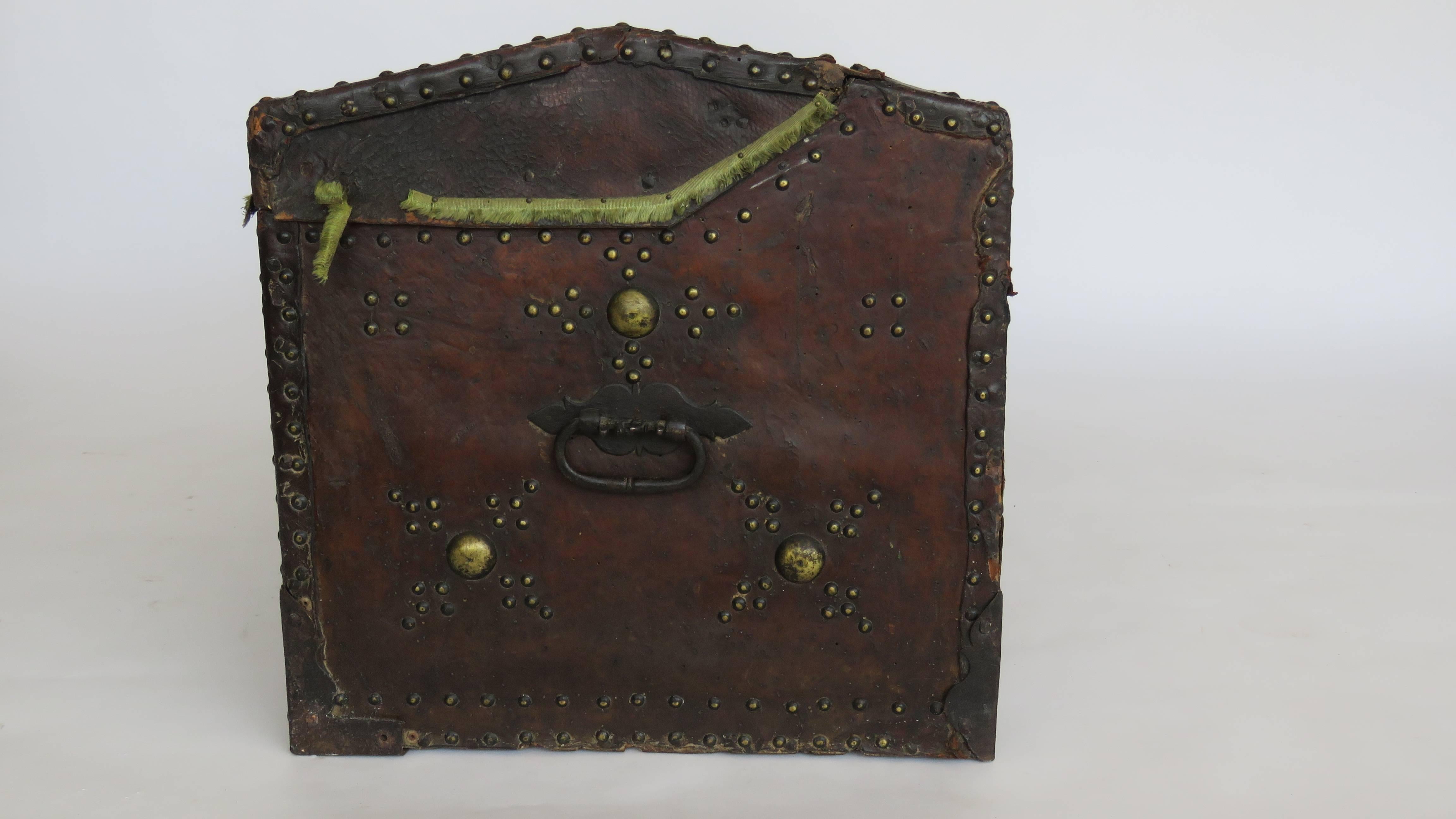 18th Century Spanish Leather Mounted Coffer Trunk In Good Condition For Sale In Alella, ES