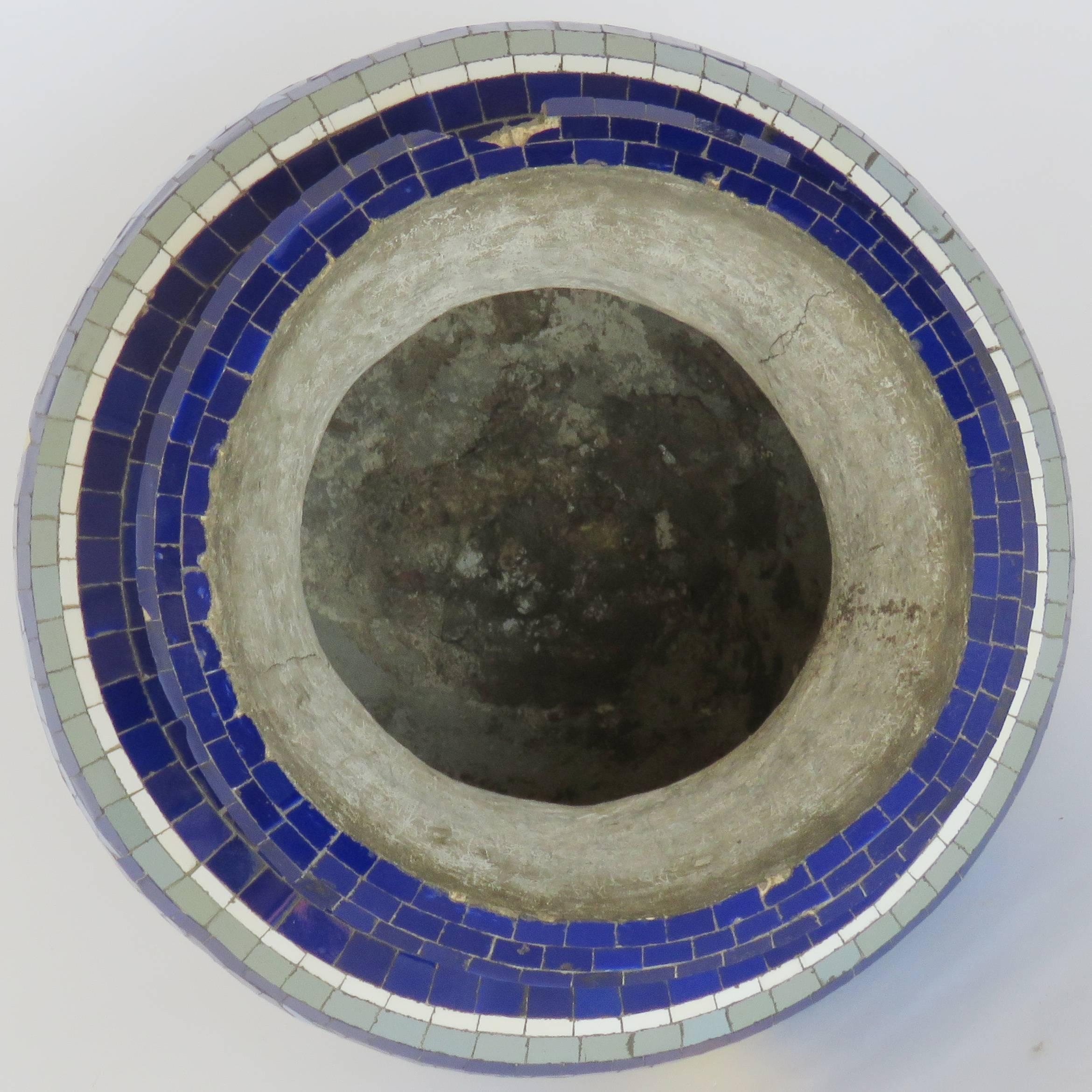 Mosaic Urn on Forge Iron Base im Zustand „Gut“ im Angebot in Alella, ES