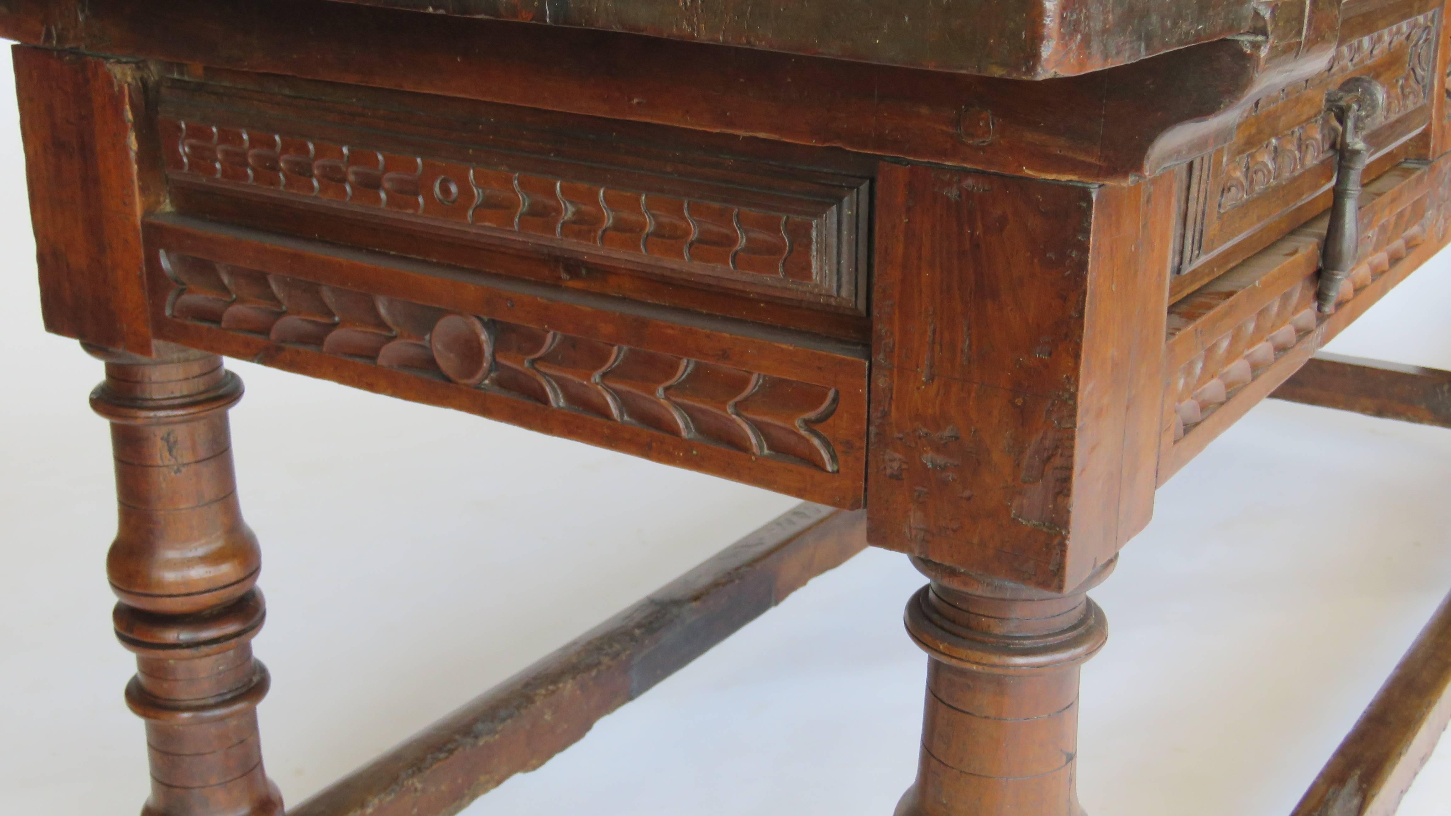 18th Century Baroque Walnut Library Center Table In Good Condition For Sale In Alella, ES