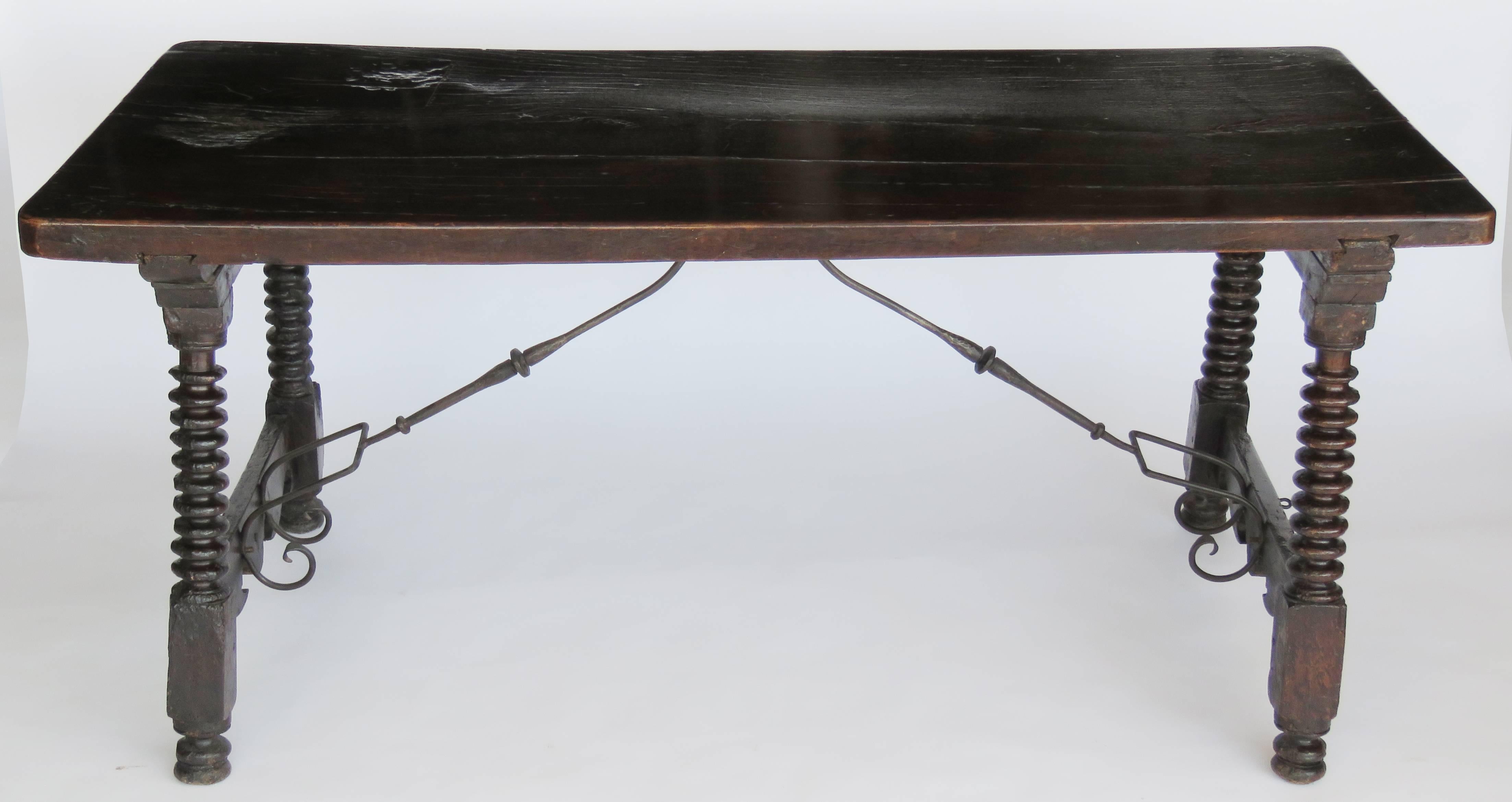 18th Century Baroque Walnut Trestle Table (Barock) im Angebot