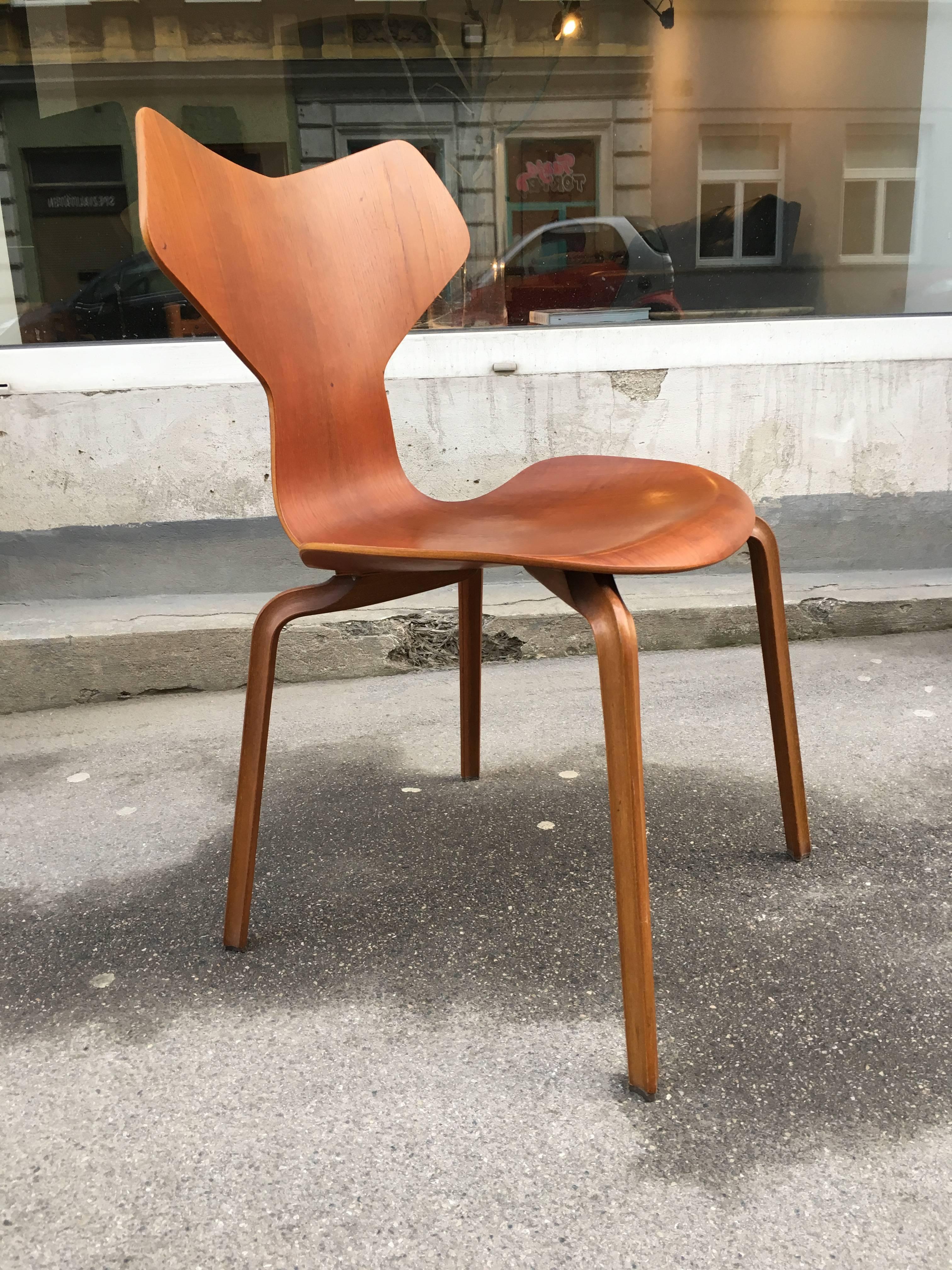 Rare First Edition Grand Prix Chair by Arne Jacobsen for Fritz Hansen In Good Condition For Sale In Wien, AT