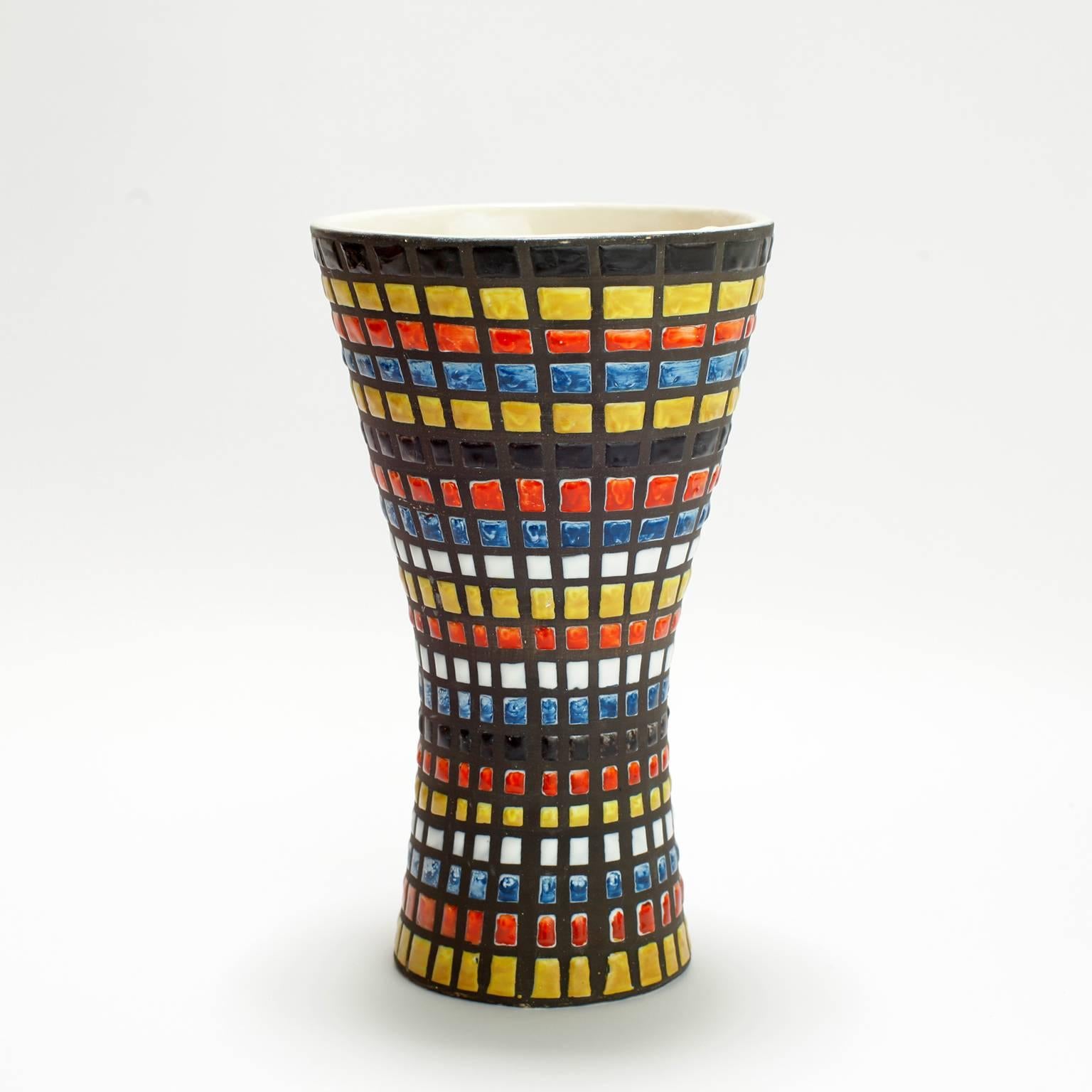 Vase multicolore en forme de cornet ou de diabolo avec décor de Roger Capron:: céramiste français. Pièce unique:: datant de 1950. Signé.