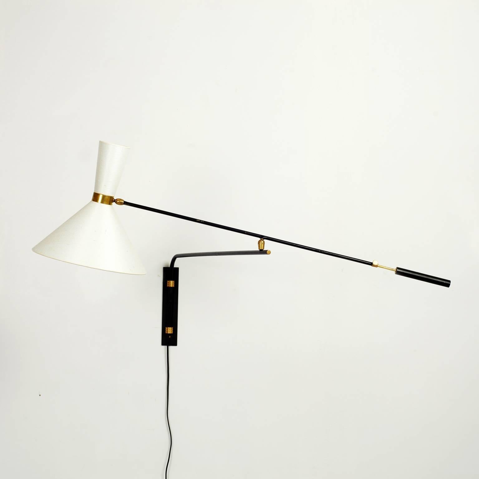 Big French two-light sources wall lamp from the 1950s with swing arm and counter balance, black steel and brass detail, new handmade lampshades in Japanese paper.
The lamp uses two French bayonet bulb (B22).
Measures: Total length 130 cm
Shade: