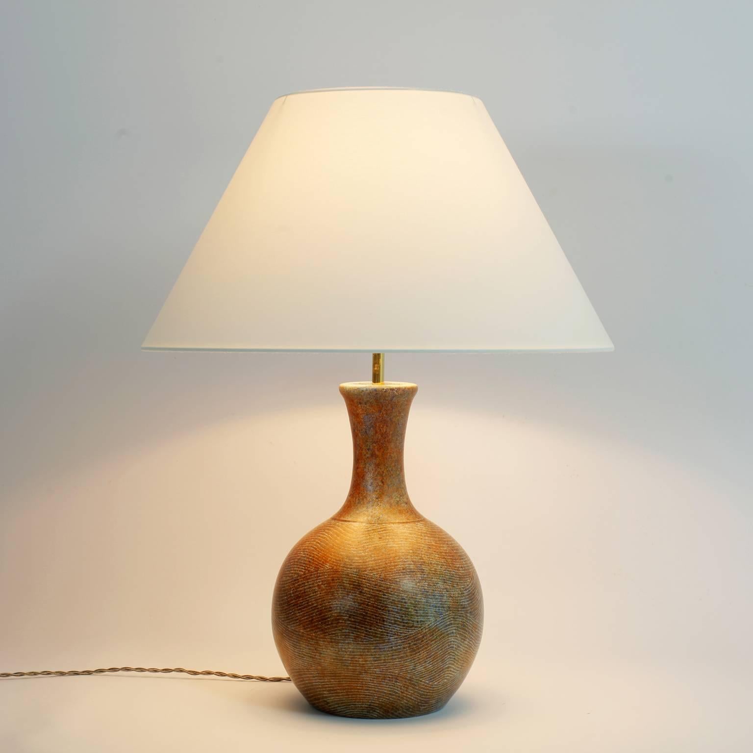 A large Ceramic lamp by René and Madeleine de Valence, French ceramists in the fifties.
Signed La Grange aux Potiers.
Beautiful and shapely scarified enamelled piece with bluish tints
Ceramic height alone without the socket 35 cm / 14 in.
Total