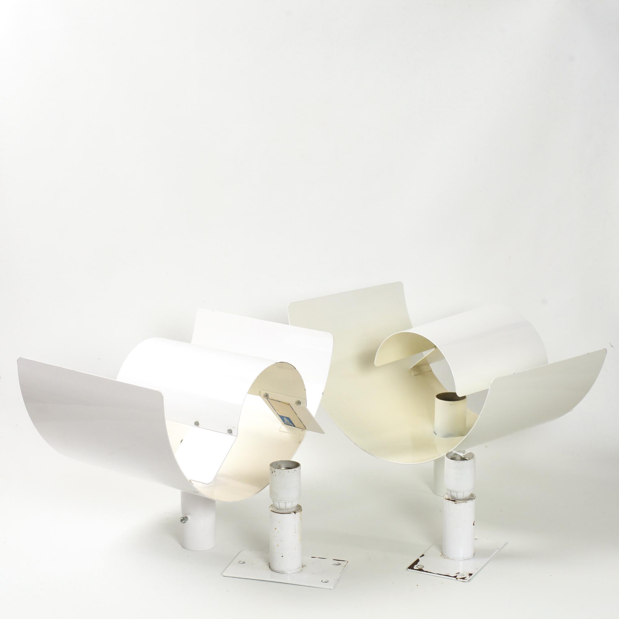 Suédois Paire d'appliques en métal blanc par Bruno Herbst Suède années 1960 en vente
