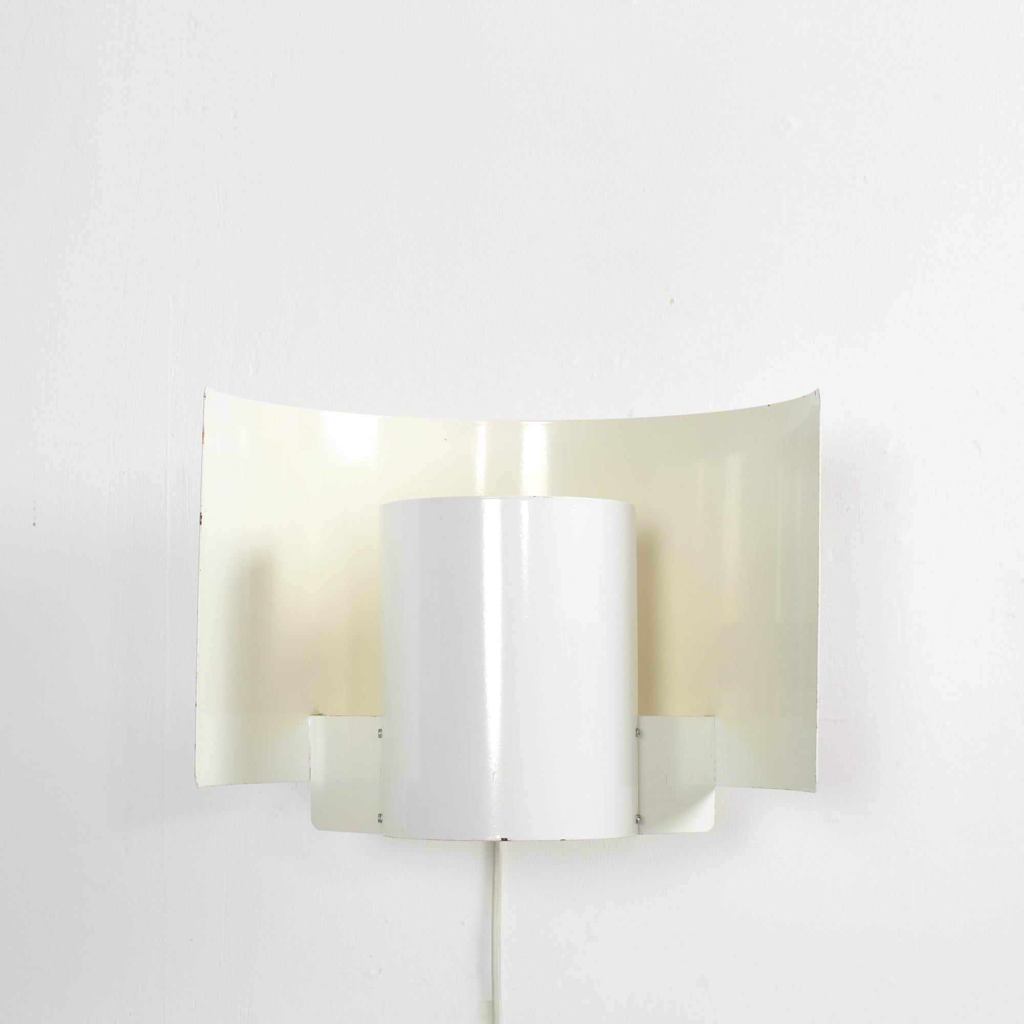 Laqué Paire d'appliques en métal blanc par Bruno Herbst Suède années 1960 en vente