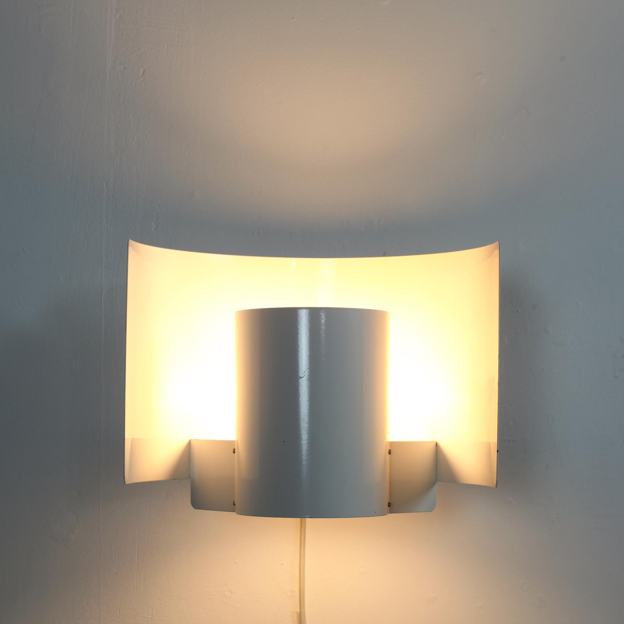Métal Paire d'appliques en métal blanc par Bruno Herbst Suède années 1960 en vente