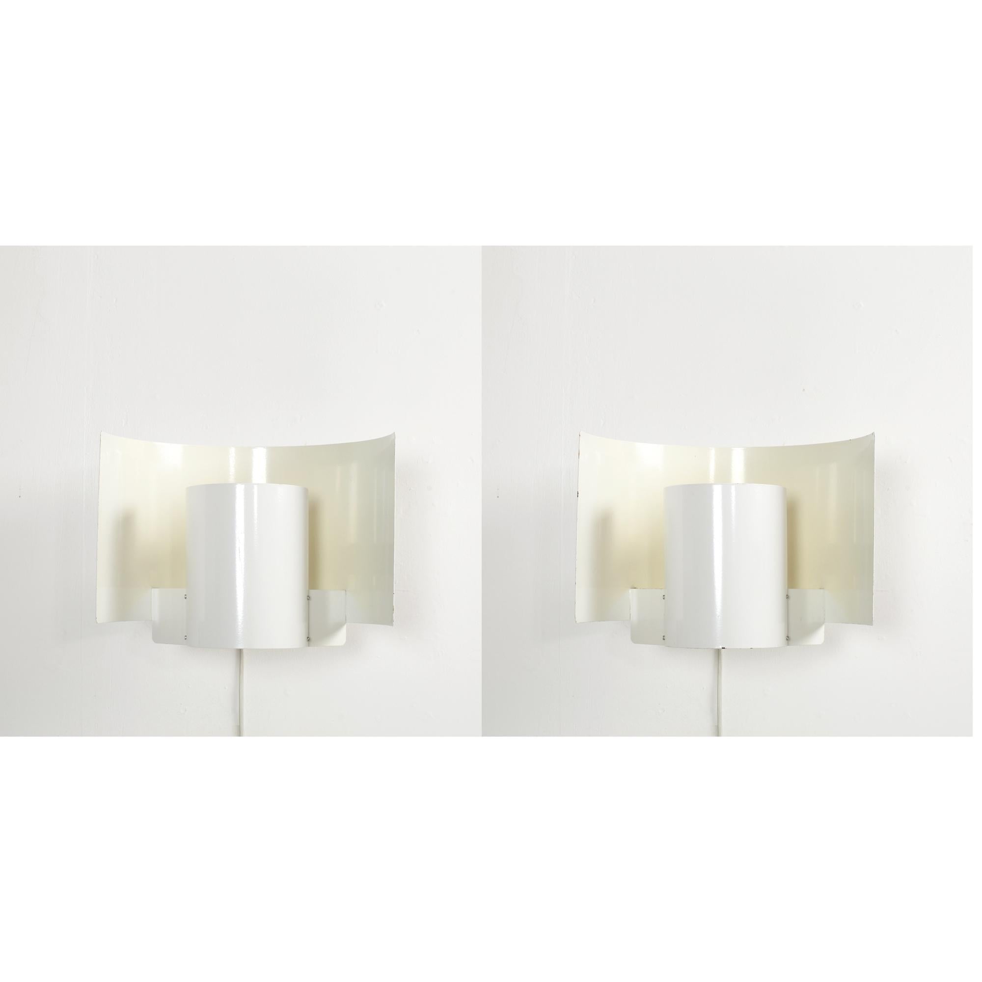 Mid-Century Modern Paire d'appliques en métal blanc par Bruno Herbst Suède années 1960 en vente