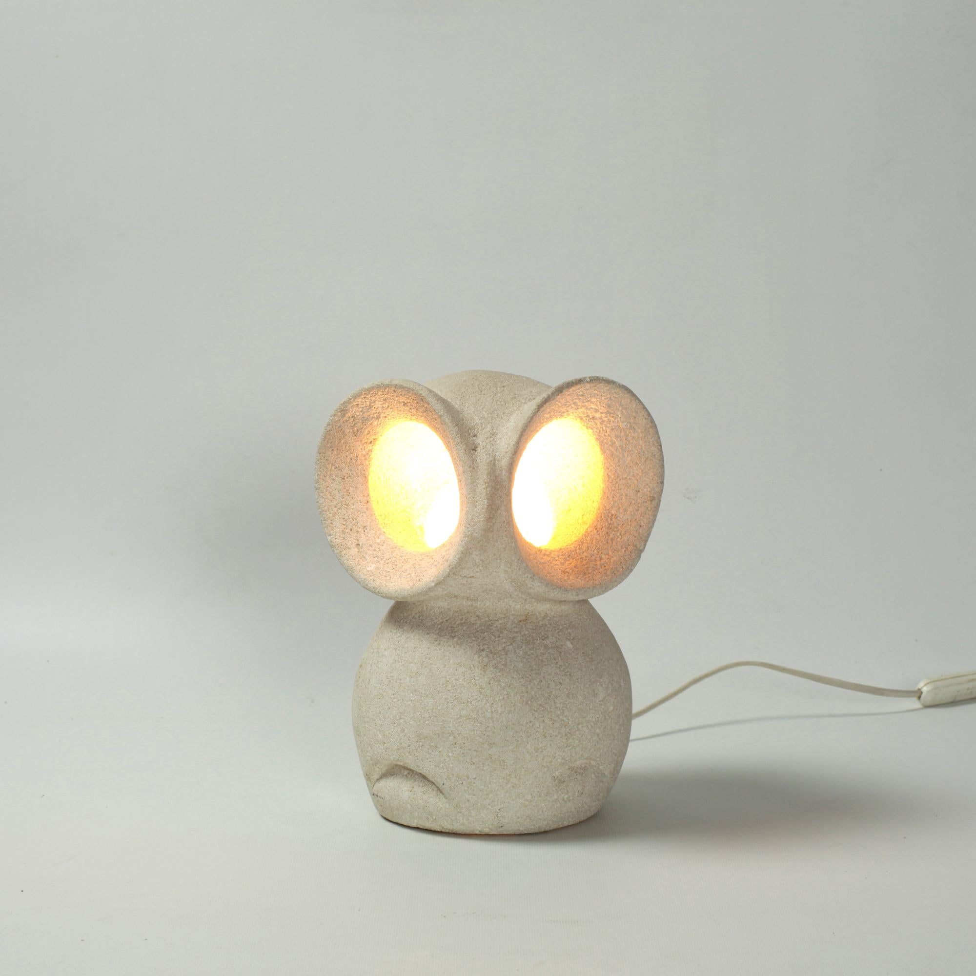 Geschnitzte Kalkstein Eule Lampe Frankreich 1970er (Französisch) im Angebot