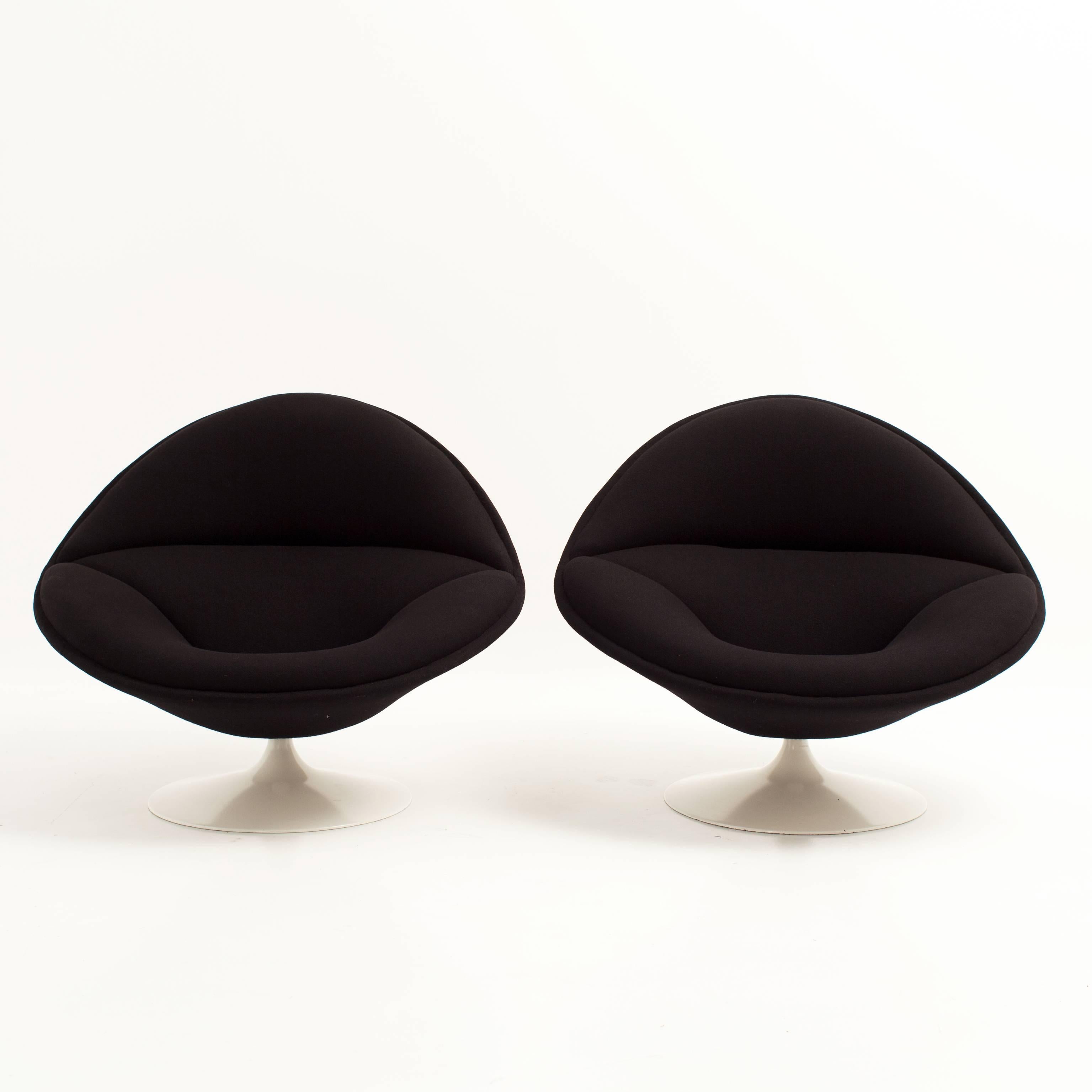 Rare pair of original F553 swivel lounge chairs by Pierre Paulin for Artifort 1963. 
Upholstered in black fabric, original finish to the base.
Precursors of the globe chair, these where no longer manufactured qnd only produced for a short period
