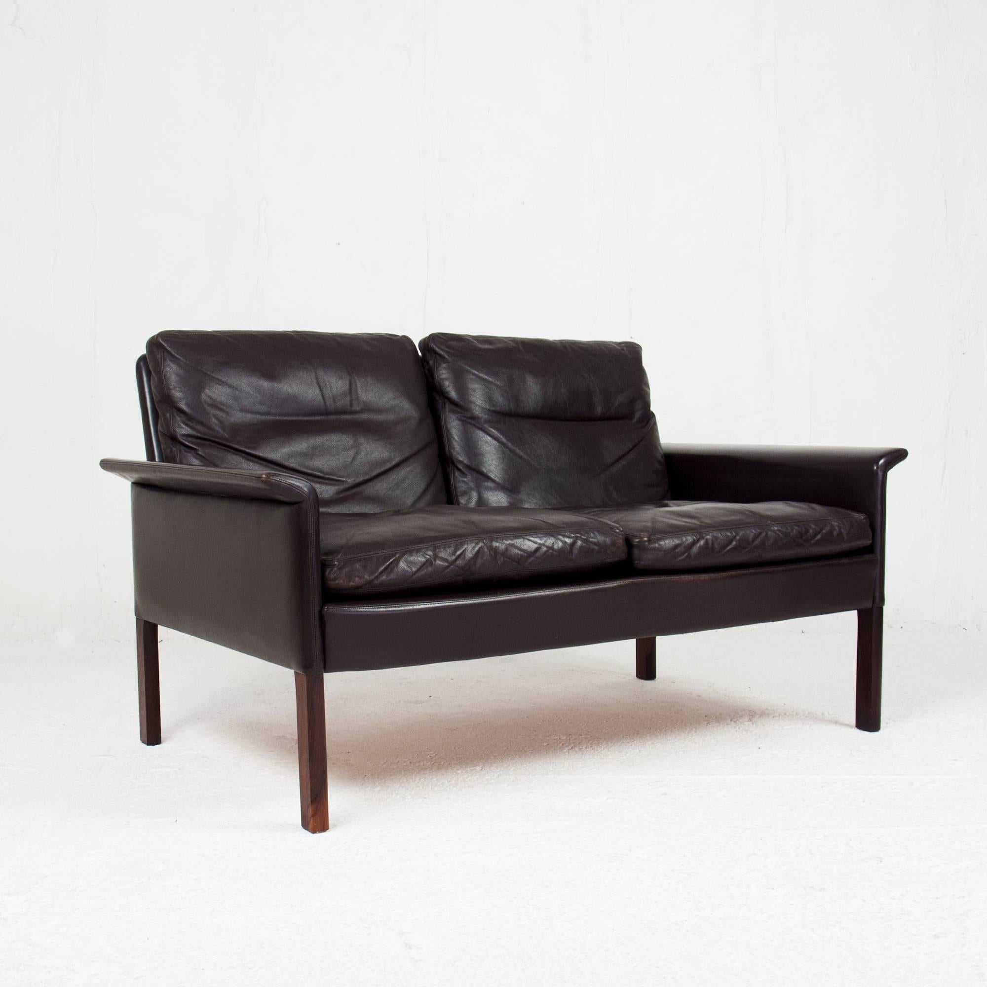 Tow-seat Danish sofa designed by Hans Olsen for C/S Mobler in 1969.
Very good condition and original chocolate leather upholstery with beautiful patina. Rosewood leg and feather cushion.
Identified and listed by the Danish Museum of Art and