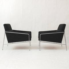 Pair of Arne Jacobsen Lounge Chairs Model 3300 for Fritz Hansen