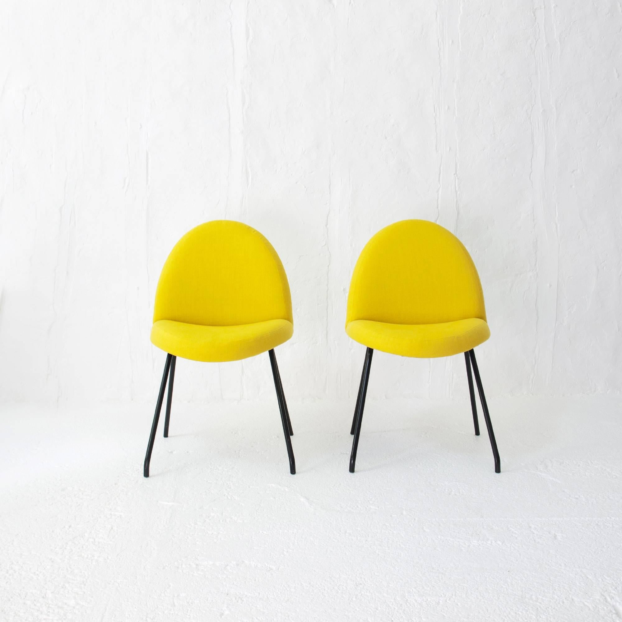 Pair of Joseph-André Motte chairs model 771 or tongue, Steiner edition.
Reupholstered in yellow linen.
Black metal legs.
Marked with original Steiner metal label.
In the collection of the musée des Arts Decoratifs Paris