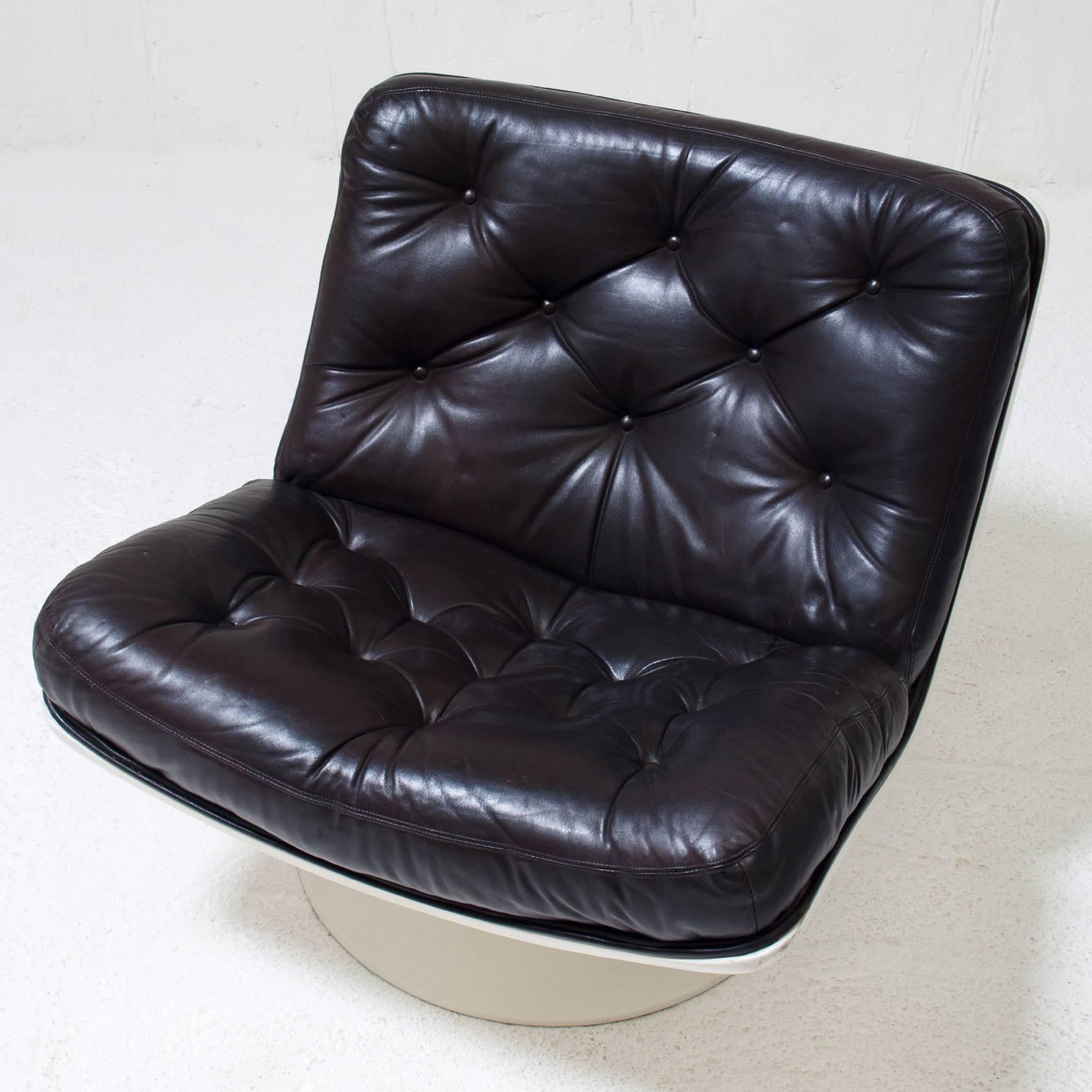 Chocolate leather swivel lounge chair by Geoffrey D. Harcourt for Artifort. Model F976, no longer manufactured. Design 1963.
Original leather upholstery with very nice patina.