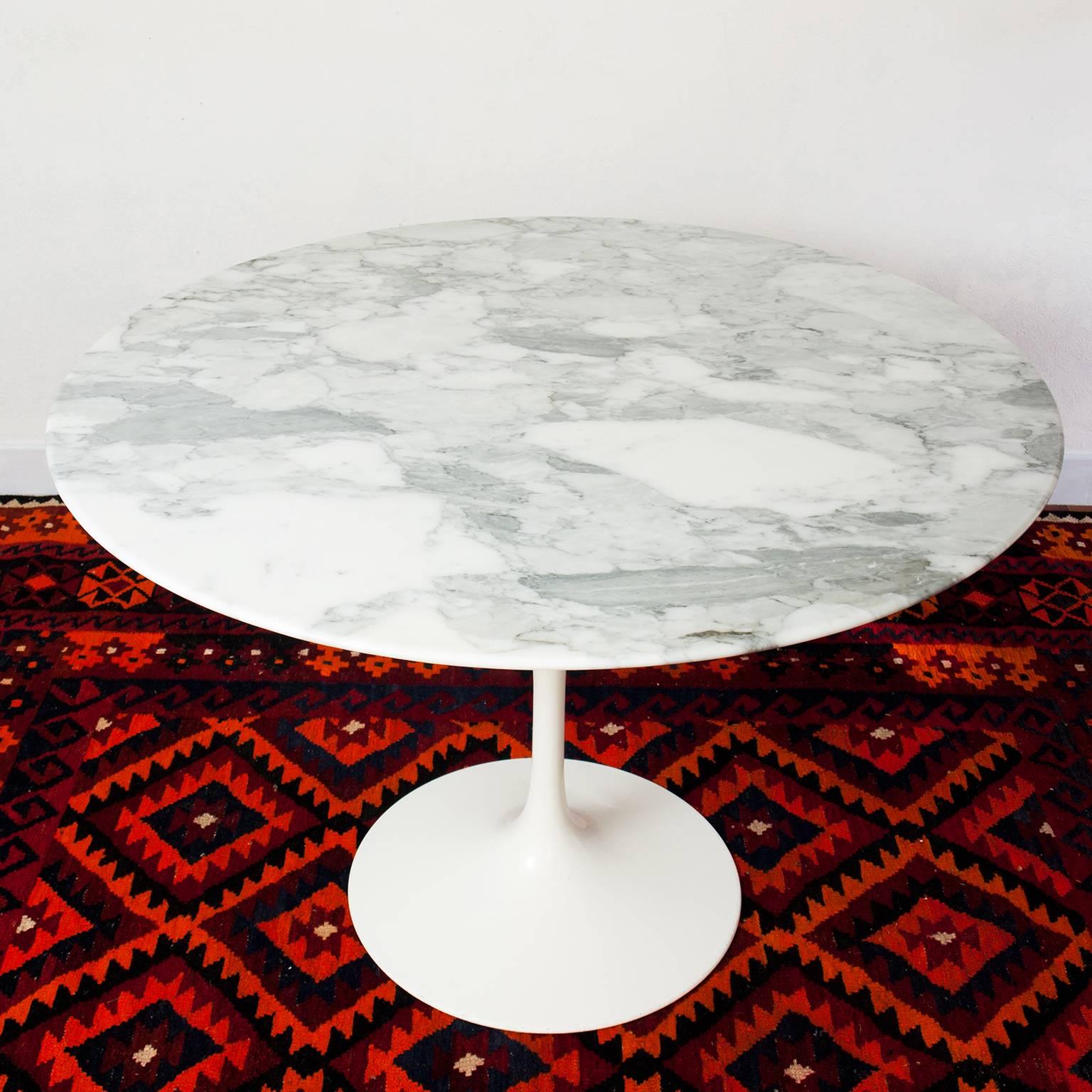 Dining table designed by Eero Saarinen for Koll International, featuring an Italian white marble tray. The top sits on a cast aluminum tulip base covered with white rilsan.
Model of 1954, produced in 1970. Excellent vintage condition.
Marked Knoll