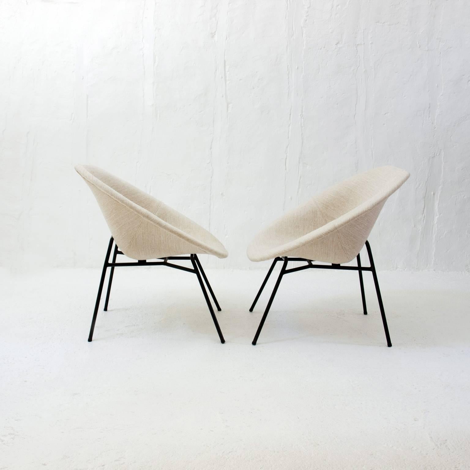 Une paire de fauteuils du designer français Claude Vassal pour Les Magasins Pilotes. 
Pieds en métal noir et coque en fibre de verre légère avec un nouveau revêtement en lin et laine crème. Fin des années 1950 
  