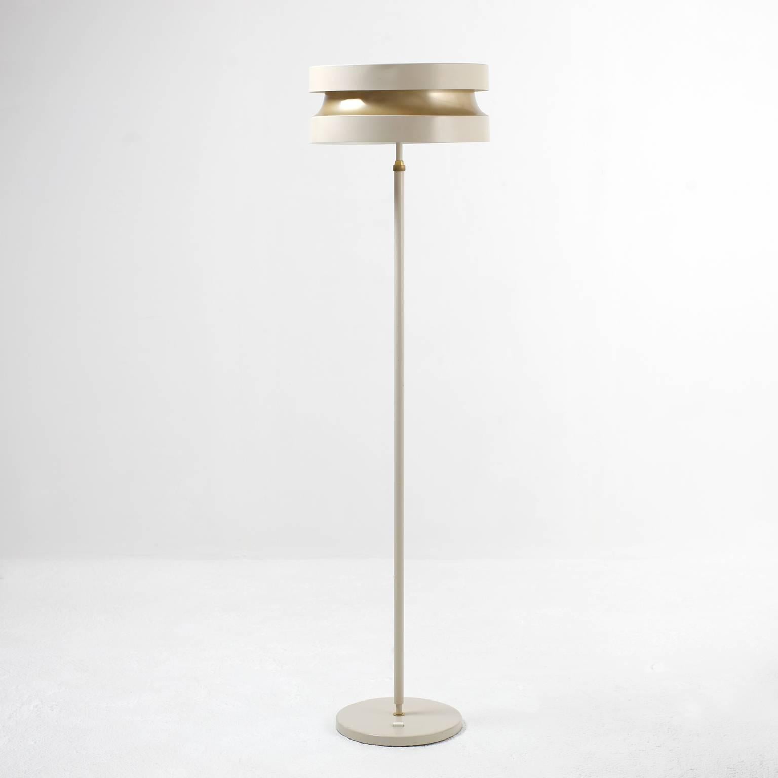 A rare Lisa Johansson-Pape extended floor lamp in cream and gold metal with brass details. Manufactured by Orno, Finland, 1960s.
Measures: 156 to 184 cm - 61 to 72 in
Three bulbs.
Good condition with some scratches on the base and the shade.