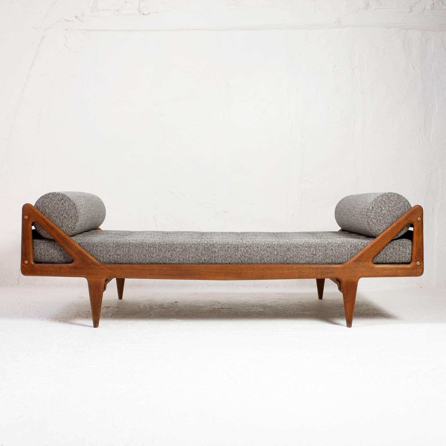 Daybed by Louis Paolozzi in solid oak with Brass Details with from the 1950s (French reconstruction). Nice patina.
Original metal bed frame in good condition.
New Kvadrat upholstery and foam.