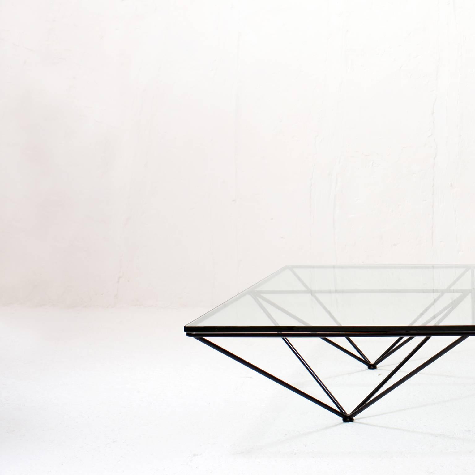 Architectural Alanda coffee table by Paolo Piva for B & B Italia. Black wire metal frame diamond shape with thick and lightly green top glass. Very good vintage condition, some light scratches on the bevelled top glass.