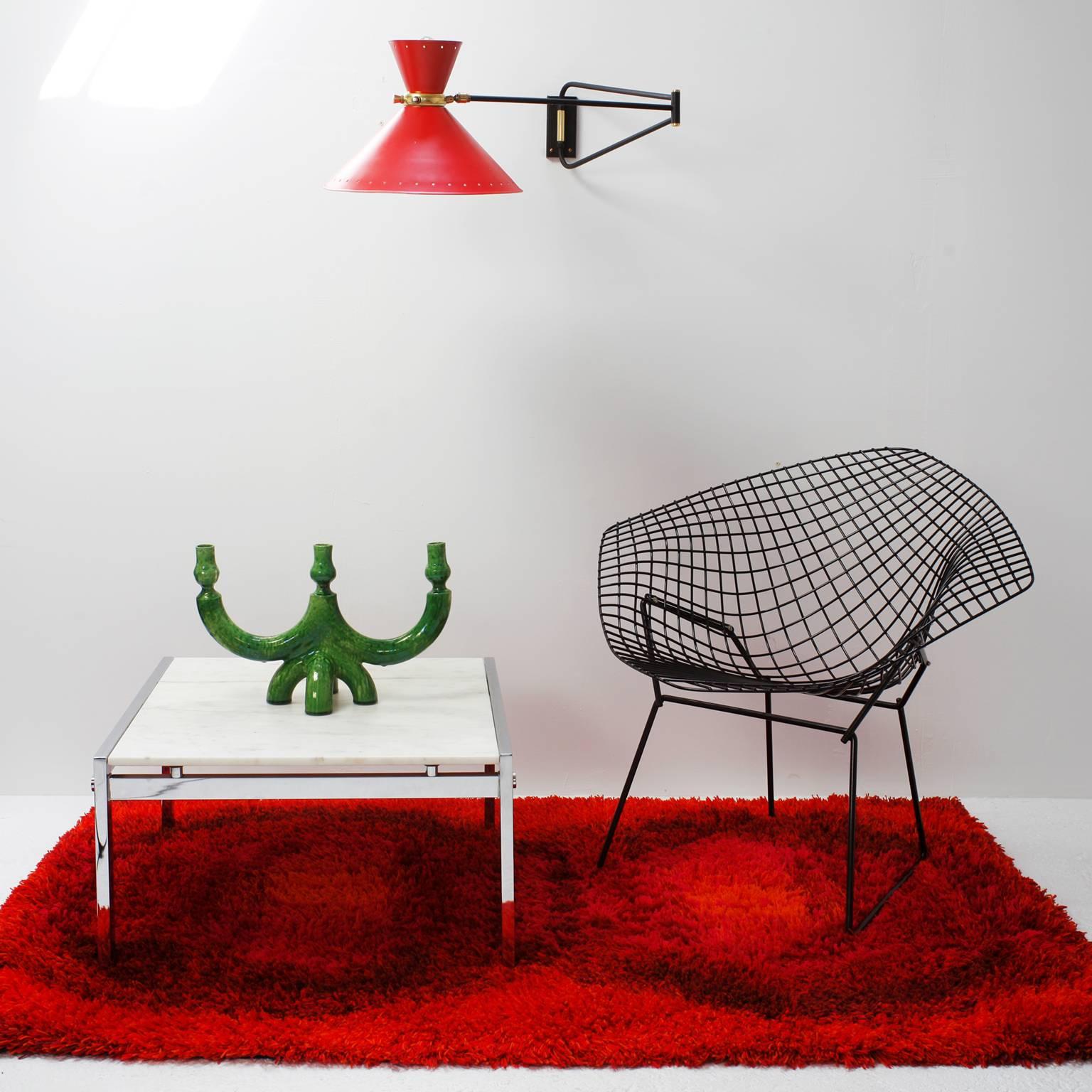 A very beautiful French wall lamp by René Mathieu for Lunel, a swing arm in black metal and brass details with original red double diabolo shade with decorative star perforations and brass details.
Two switches for the two bulbs (B22