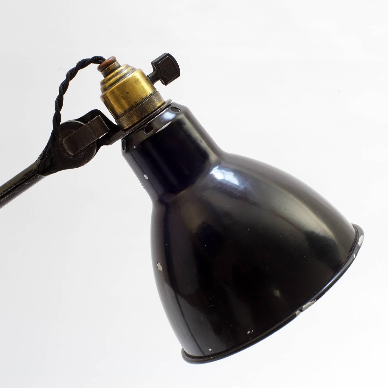 Lampe de table:: modèle 206:: conçue par Bernard-Albin Gras avec abat-jour à tiroir et base originale en chêne. Première édition. Marqué "Lampe réglable Gras Brevetée SGDG" ;

"Créée en 1921:: la lampe Gras occupe une place unique dans