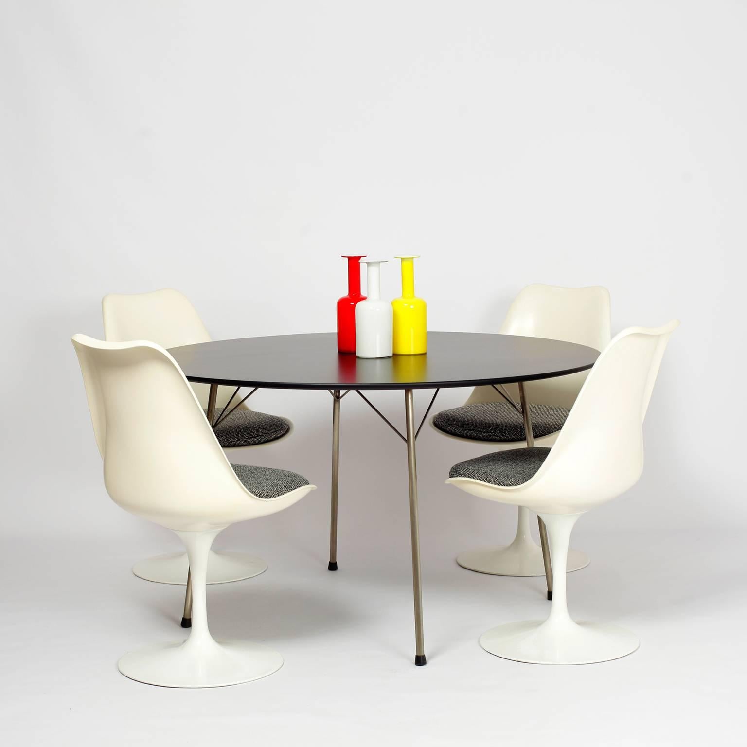 Round dining table model 3600 by Arne Jacobsen for Fritz Hansen
with a black lacquered tray restored with new varnish and nickel-plated steel base with wear consistent with age and use.
This model is no more manufactured.
 