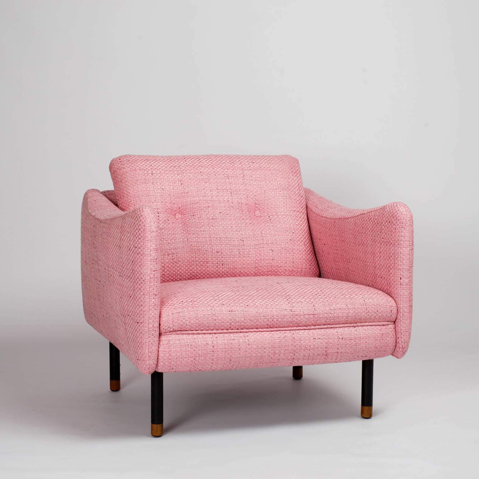Nice Michel Mortier Teckel or SF116 armchair for Steiner designed in 1963, newly upholstered in beautiful pink Pierre Frey fabric.
The armchair foot are made with wood and black lacquered metal.
The metal label of the manufacturer is present on the