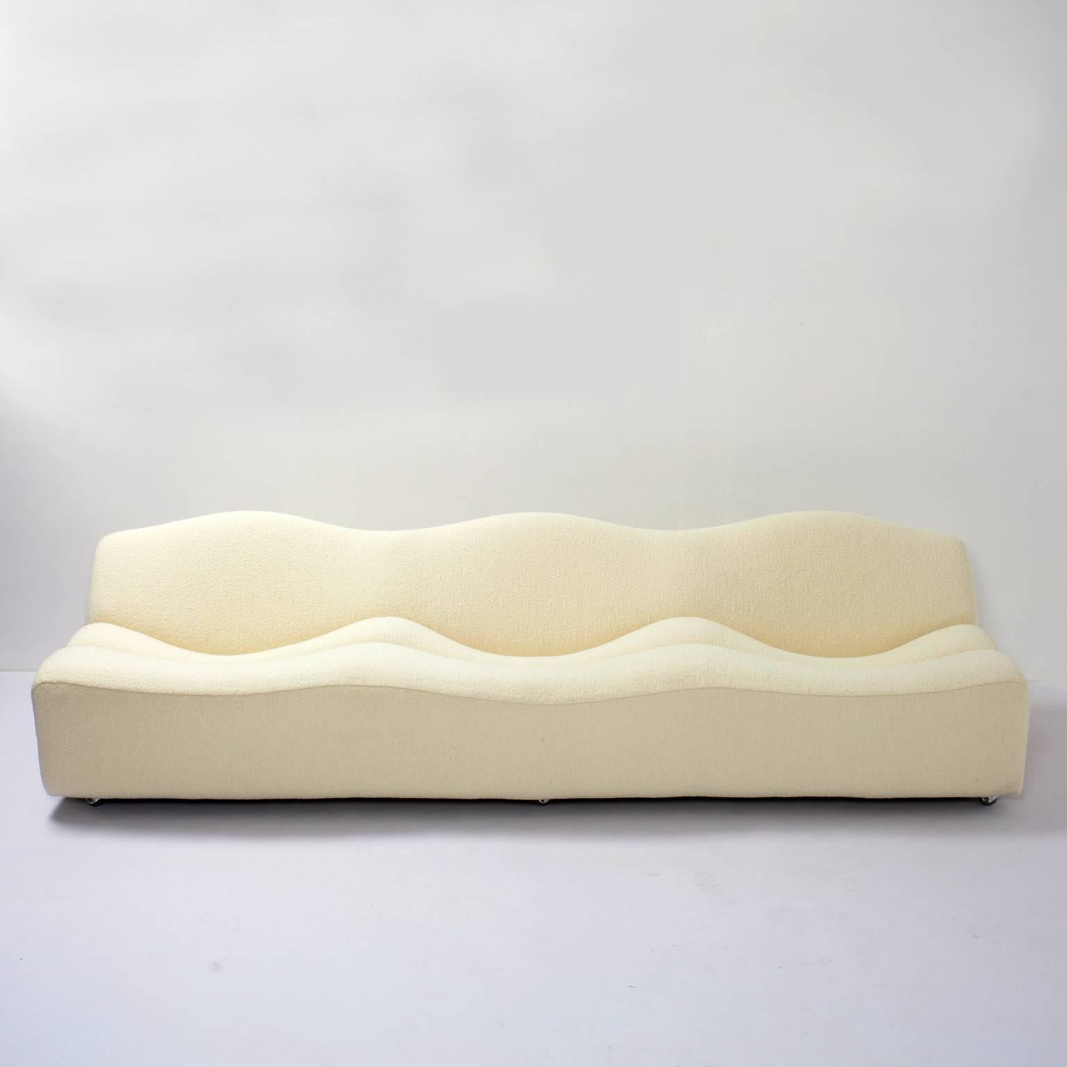 The ABCD three-seat sofa was created in 1968 by the French designer Pierre Paulin
and manufactured by Artifort.
Three-seat sofa on wheels, reupholstered with a wool fabric by Pierre Frey.
Ivory color.