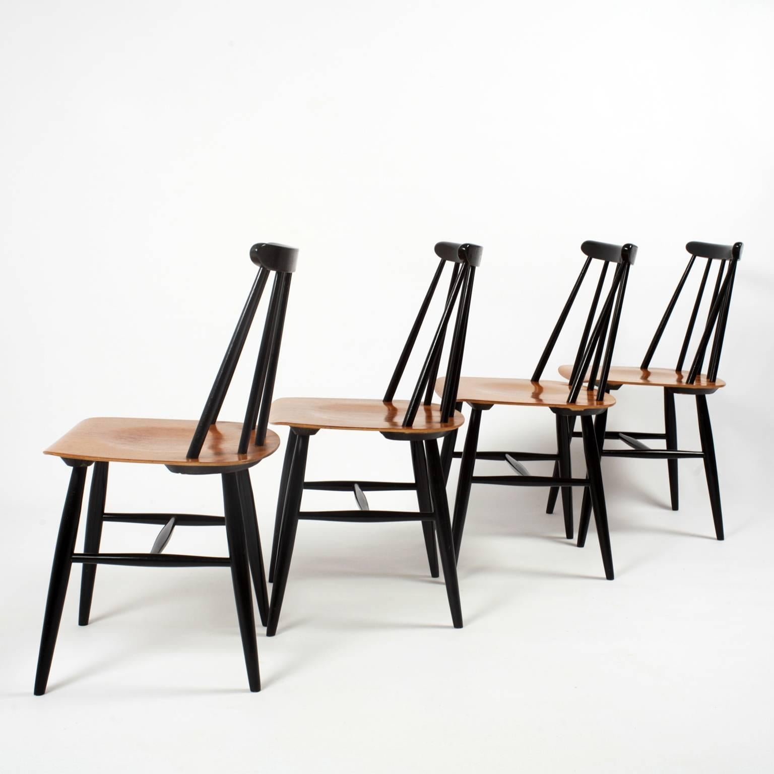 Set of four iconic Fanett chairs or 55T designed by Ilmari Tapiovaara in 1949, manufactured by Edsby Verken in Sweden.
Teak seat, back and base in black lacquered wood.
In good vintage condition with patina and traces of use.
All chairs are