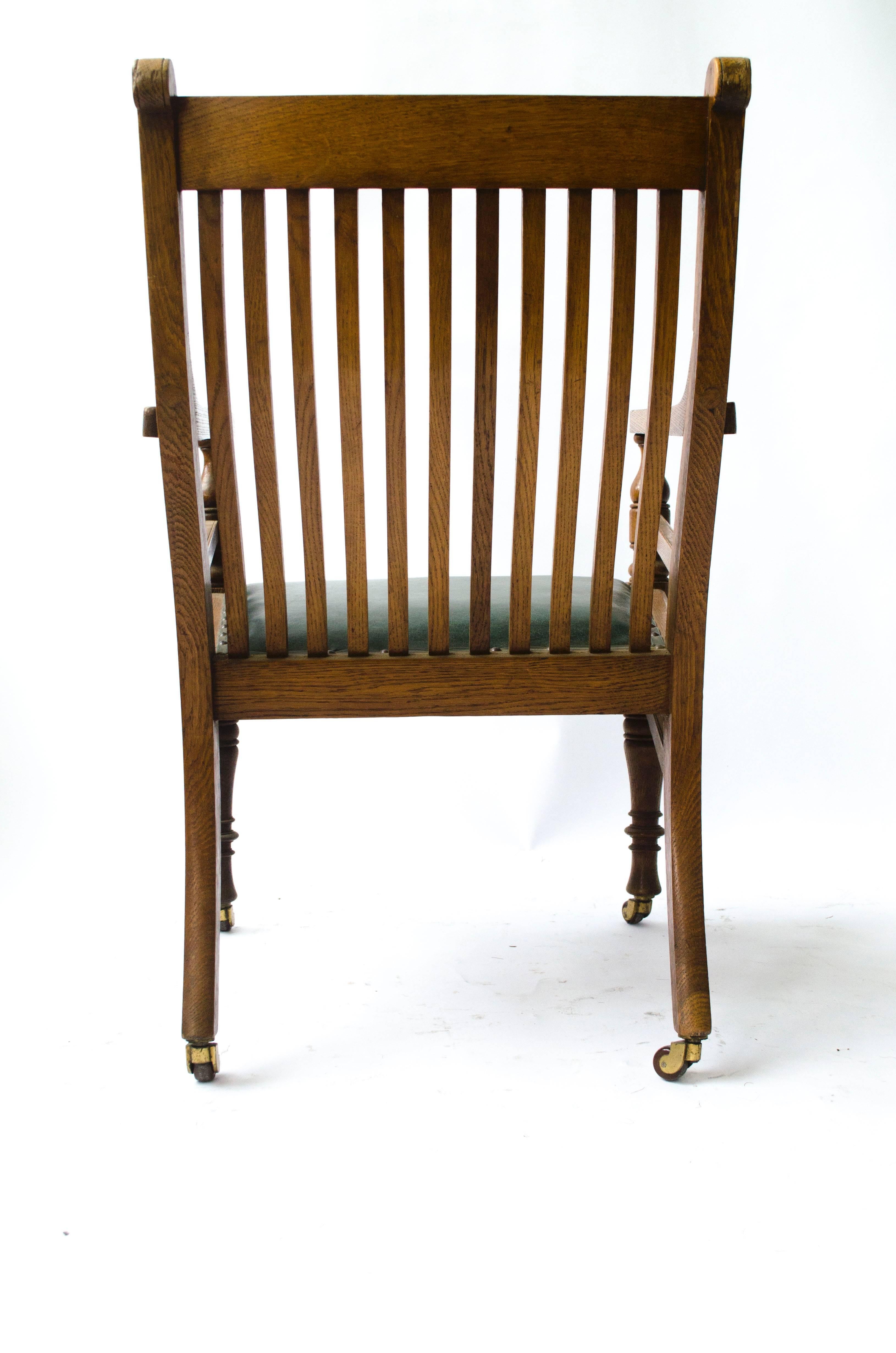  Attr. von E. W Godwin Ästhetizismus-Sessel aus Eichenholz mit serpentinenförmiger Rückenlehne (Englisch) im Angebot