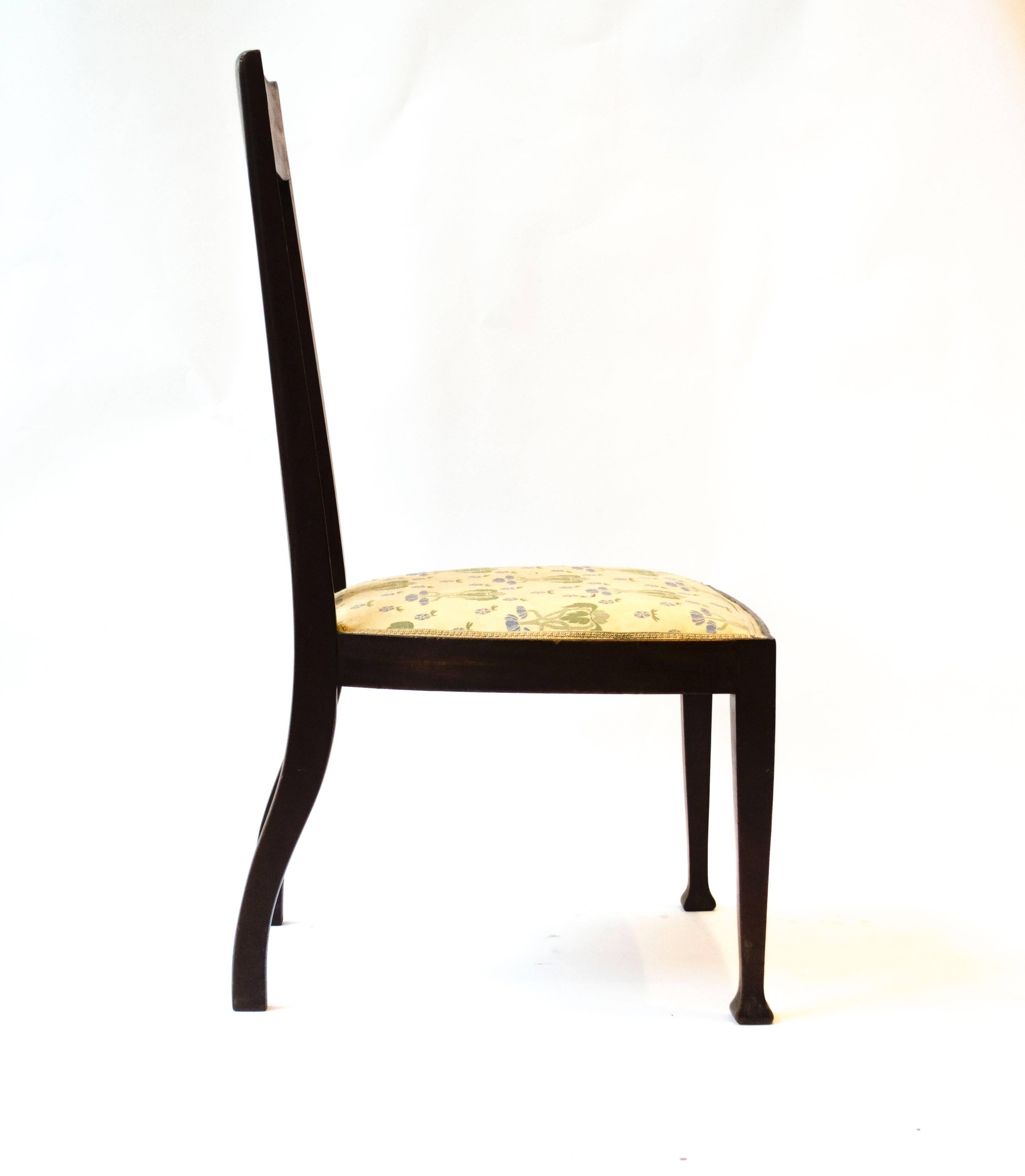 Chaise de soins Arts et Métiers en acajou et bois de rose fabriquée par Jas Shoolbred avec des détails floraux incrustés sur le dossier et l'appui-tête. Étiquette originale au-dessous.