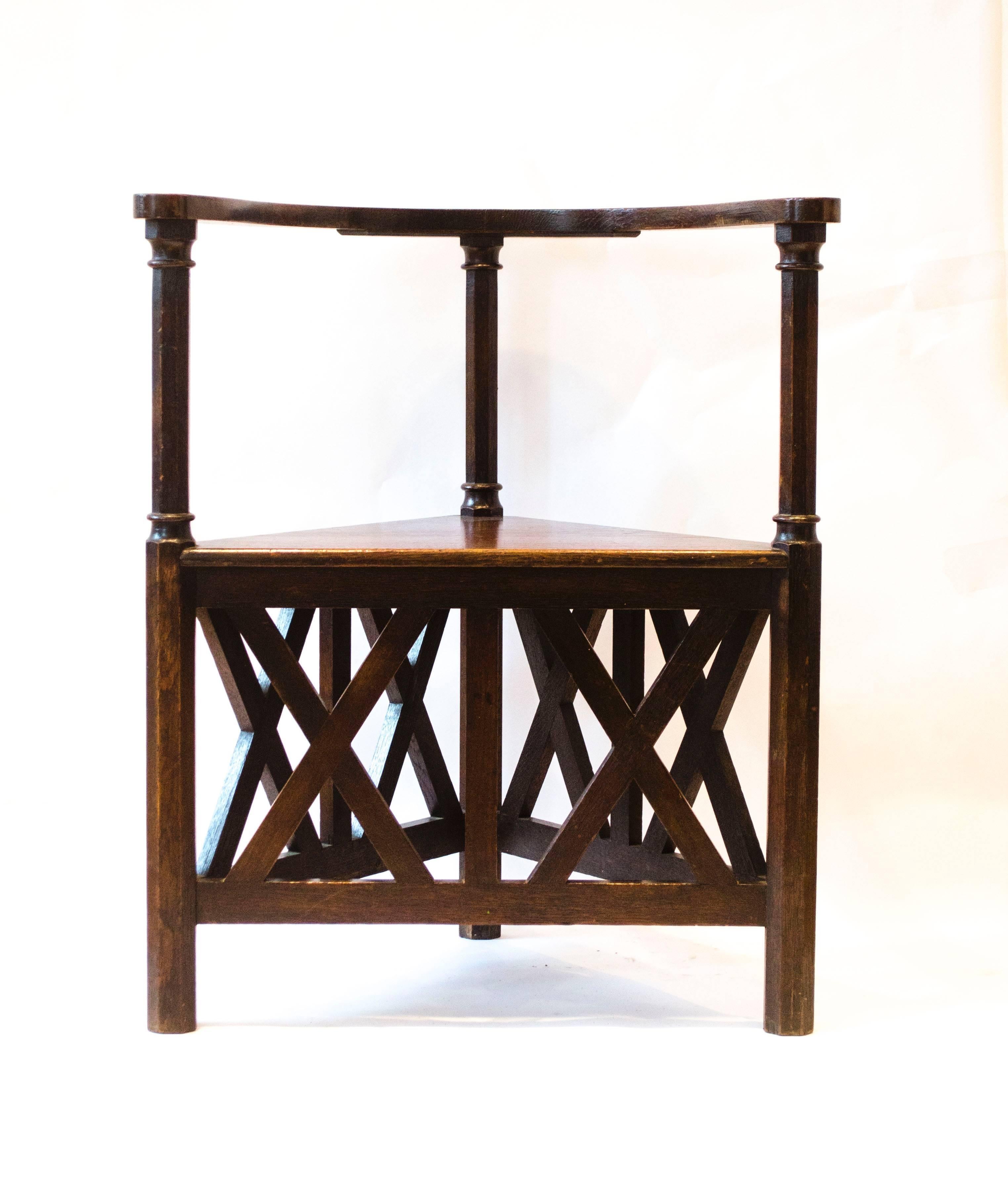 Josef Hoffmann (1870-1956) entwarf für die 5. Ausstellung der Wiener Sezession im Jahr 1899.
Ein außergewöhnlicher Eichen-Ecksessel. 
Das letzte Bild zeigt einen identischen, von Hoffmann entworfenen Sessel, der vom 30. Mai bis zum 31. August 2008