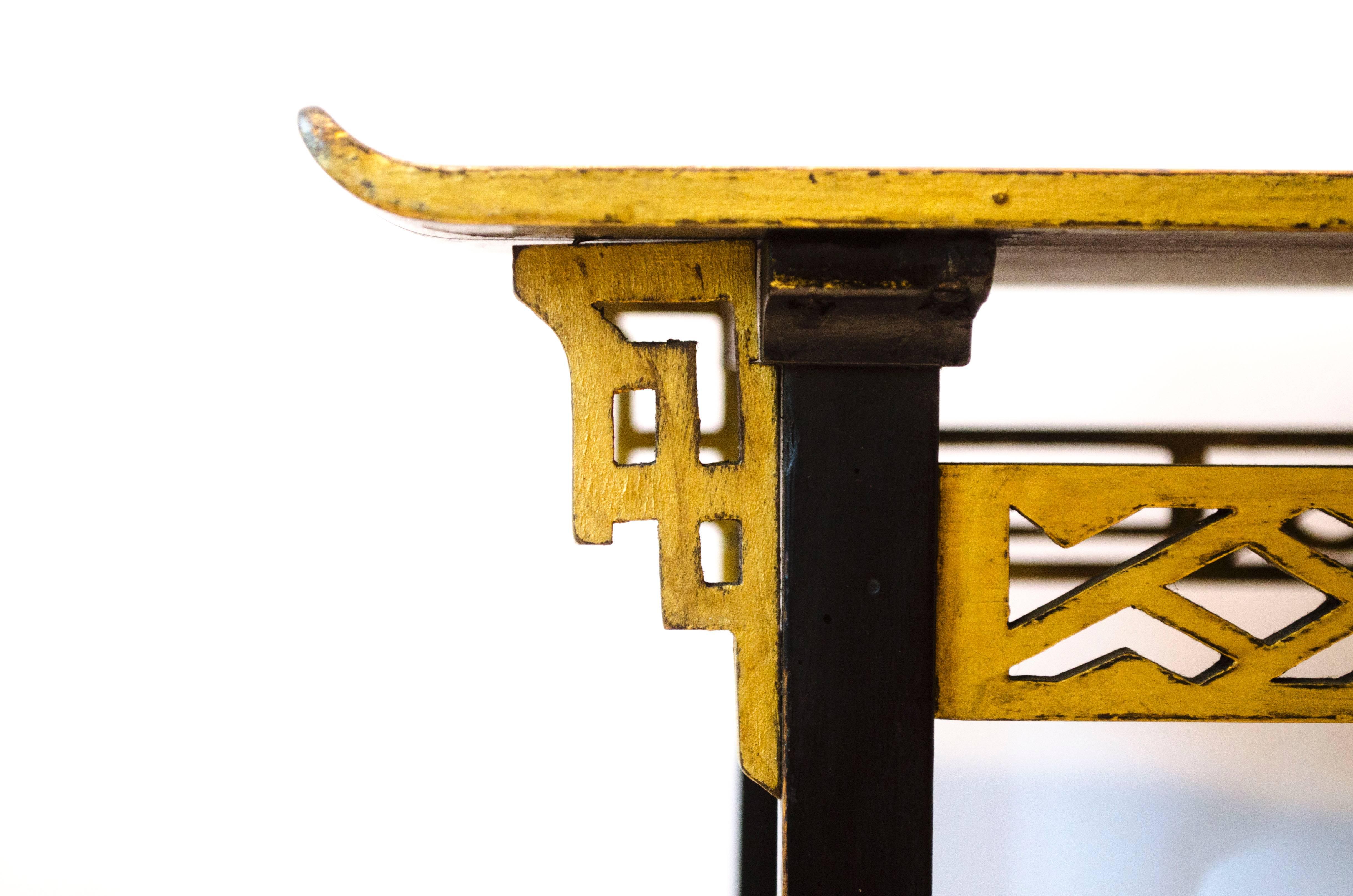 Heilt. Ein anglo-japanischer ebonisierter Beistelltisch mit vergoldeten Laubsägearbeiten und abgewinkelten Enden (19. Jahrhundert) im Angebot