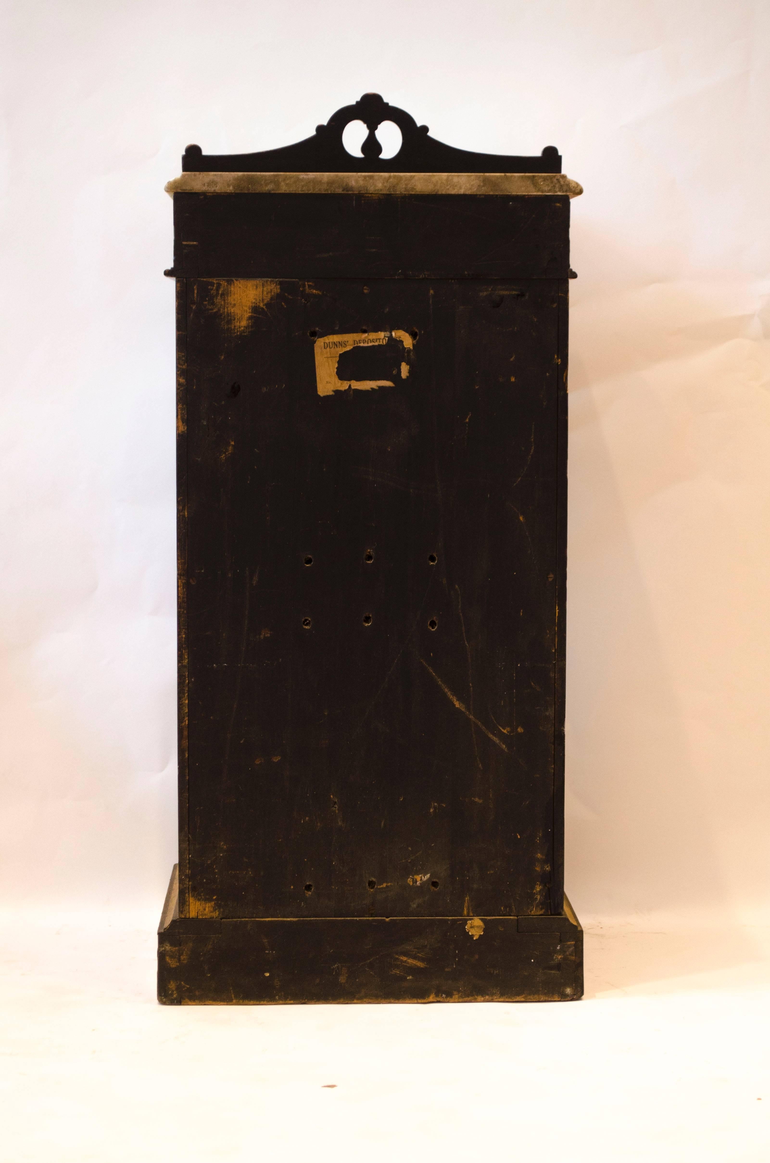 Armoire de chevet Heal & Son en bois d'ébène et doré avec plateau en marbre datant du mouvement esthétique Bon état - En vente à London, GB