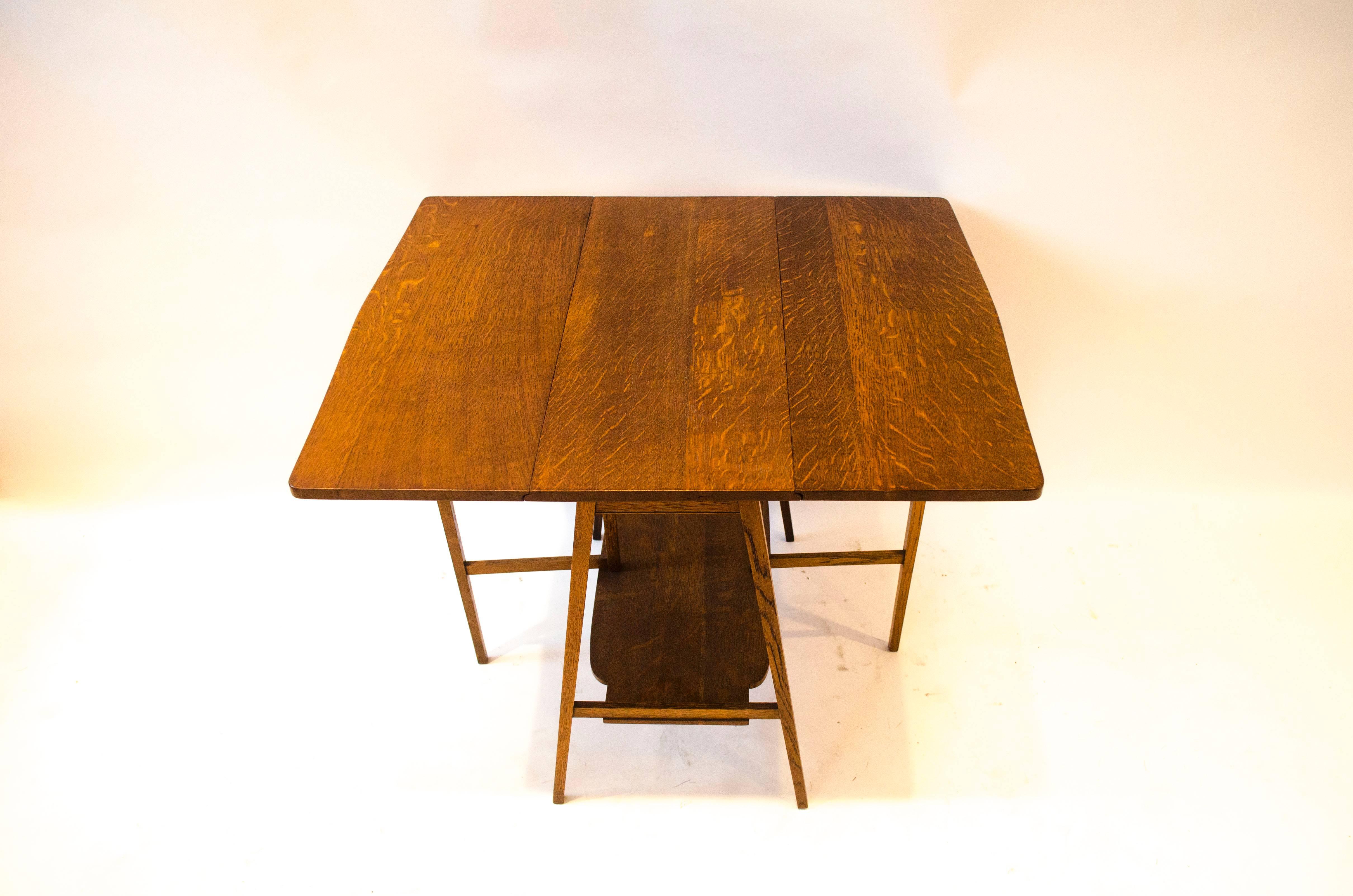 20ième siècle Table d'appoint Arts & Crafts en chêne à feuilles tombantes de bonne qualité par Liberty and Co. en vente