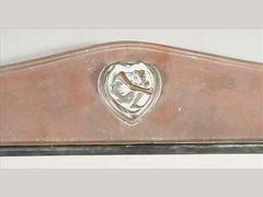 Insert de cheminée en cuivre avec rondelle sculptée figurative, attribué à Alfred Stevens