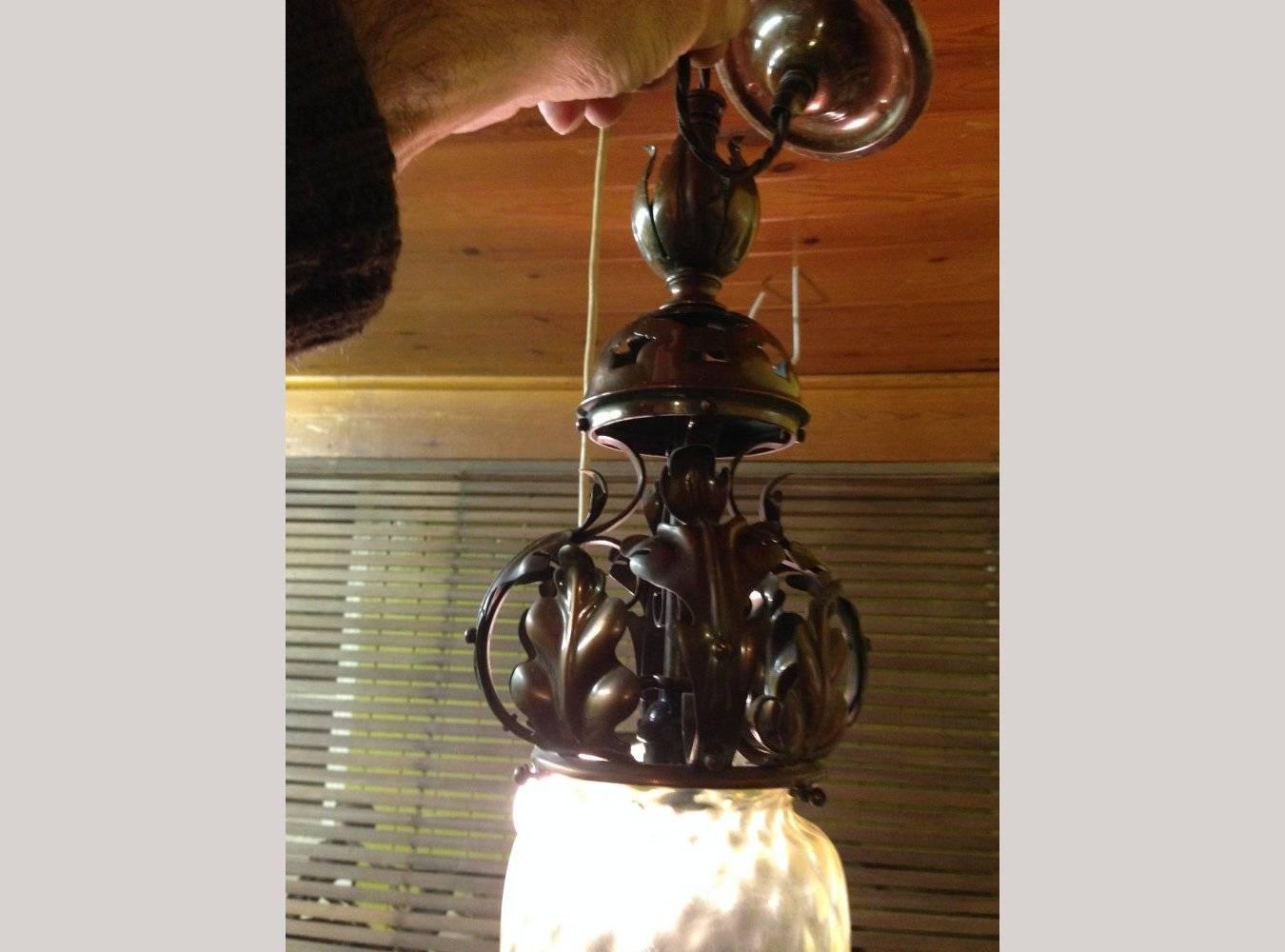 Inglese Un ciondolo in rame Arts and Craft che conserva il paralume originale in vaselina/ranio. in vendita