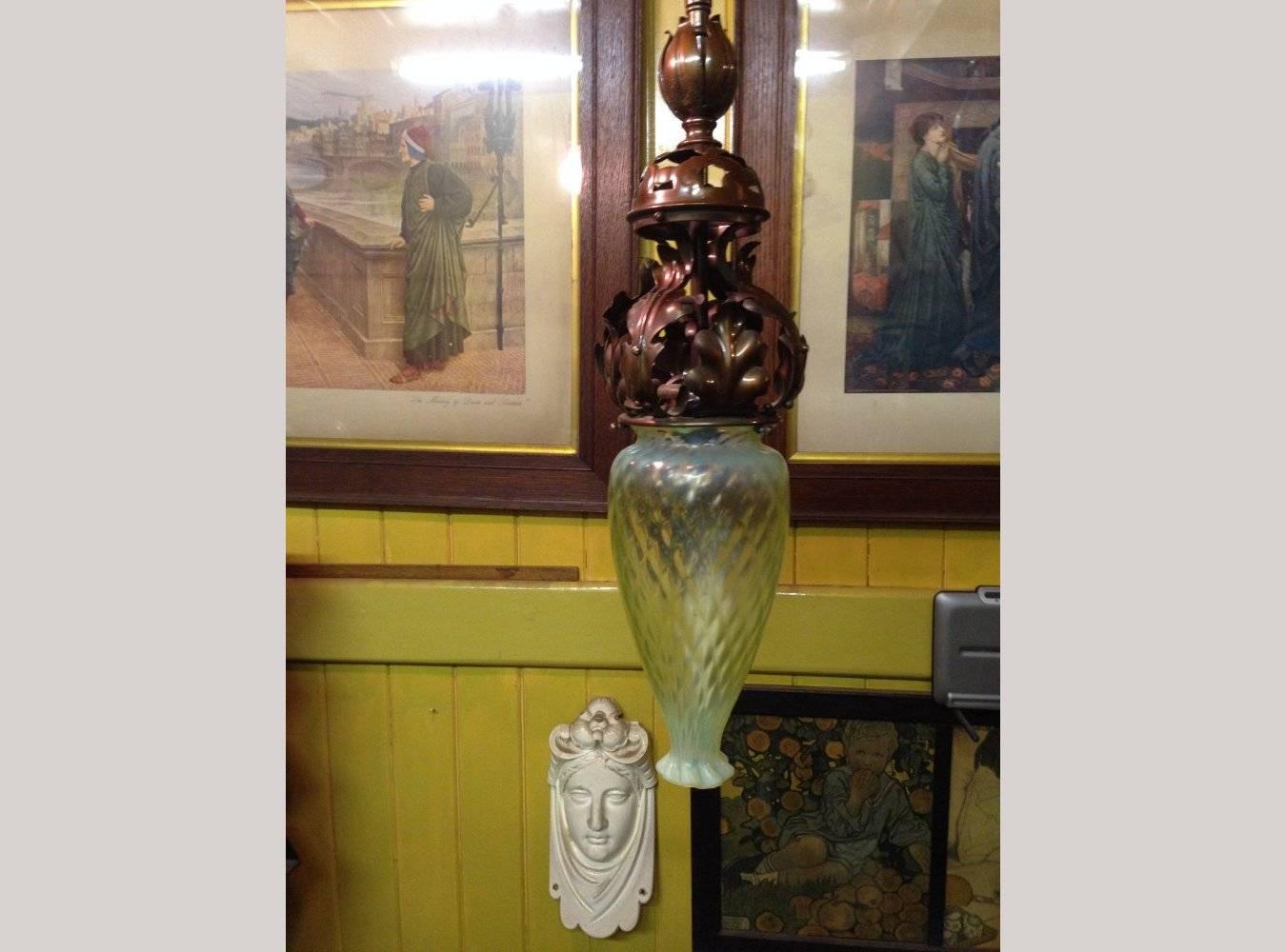 Un ciondolo in rame Arts and Crafts che conserva il paralume originale in vaselina/ranio.

