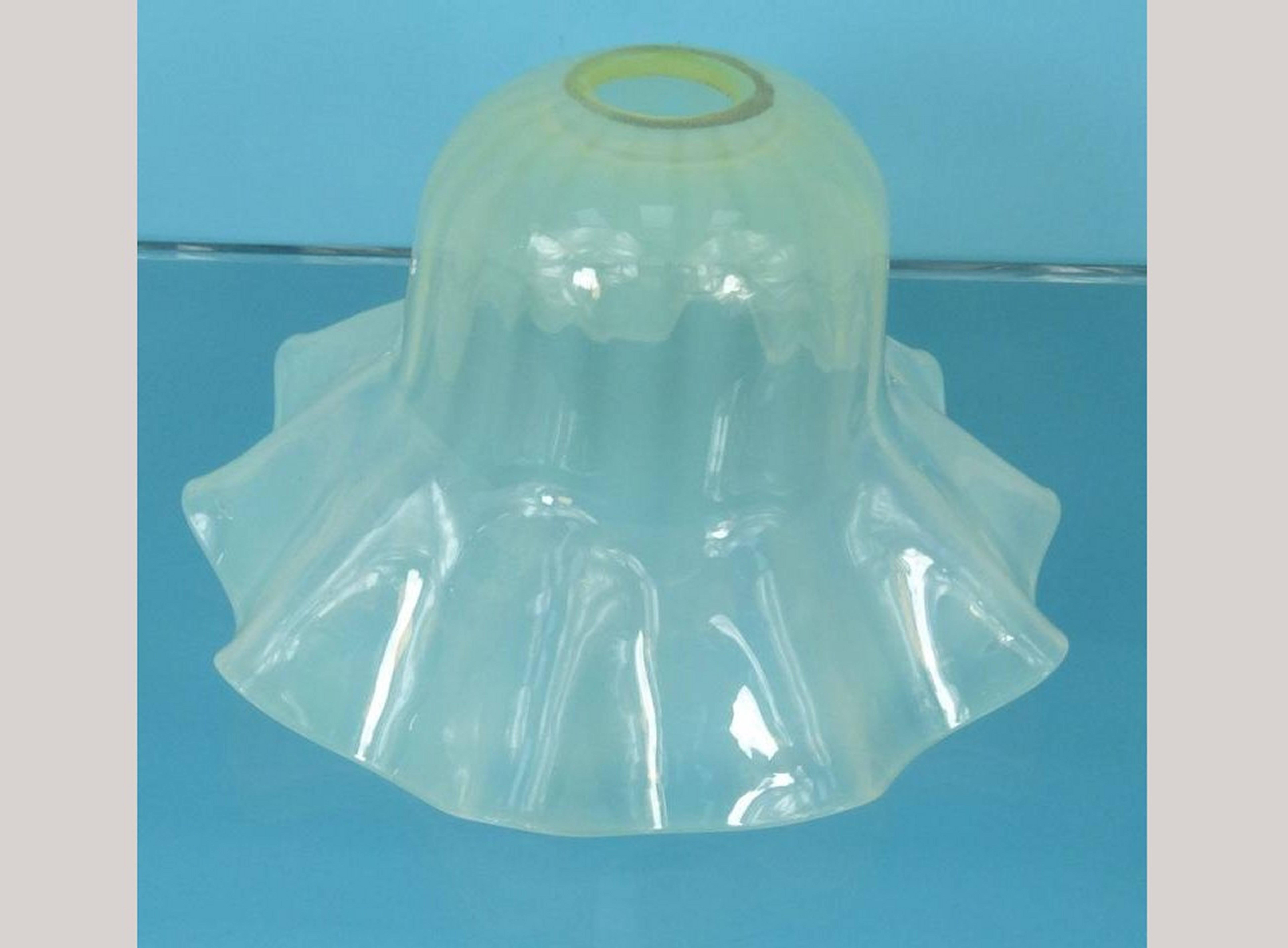 Ein sehr schlichter, dekorativer Vaseline-Glasschirm mit definierten, geriffelten Kanten.

 