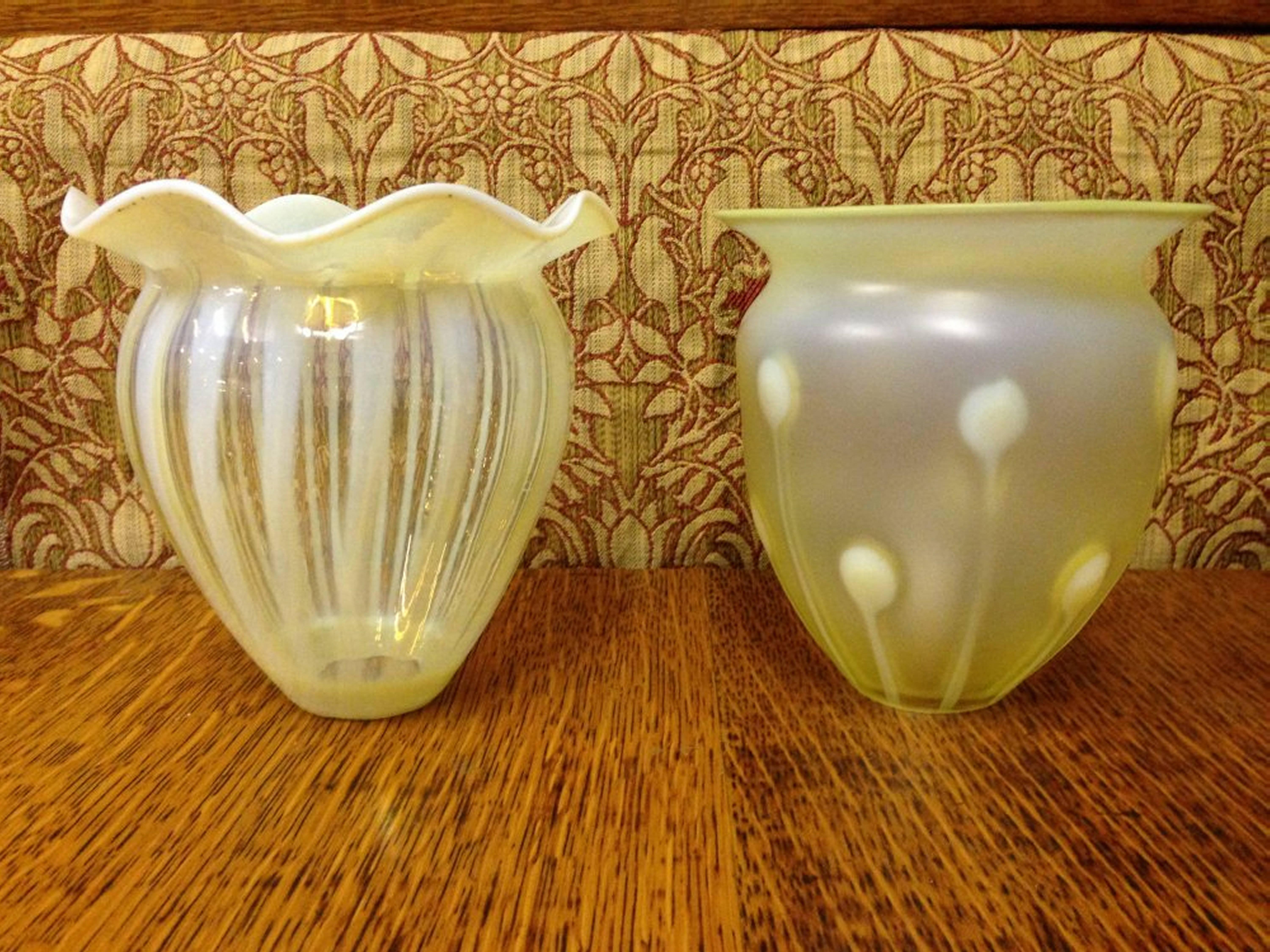 Deux abat-jour Arts and Crafts en vaseline/verre d'uranium, l'un avec des rayures, l'autre avec des taches.
Mesures : Hauteur gauche 4 3/4
