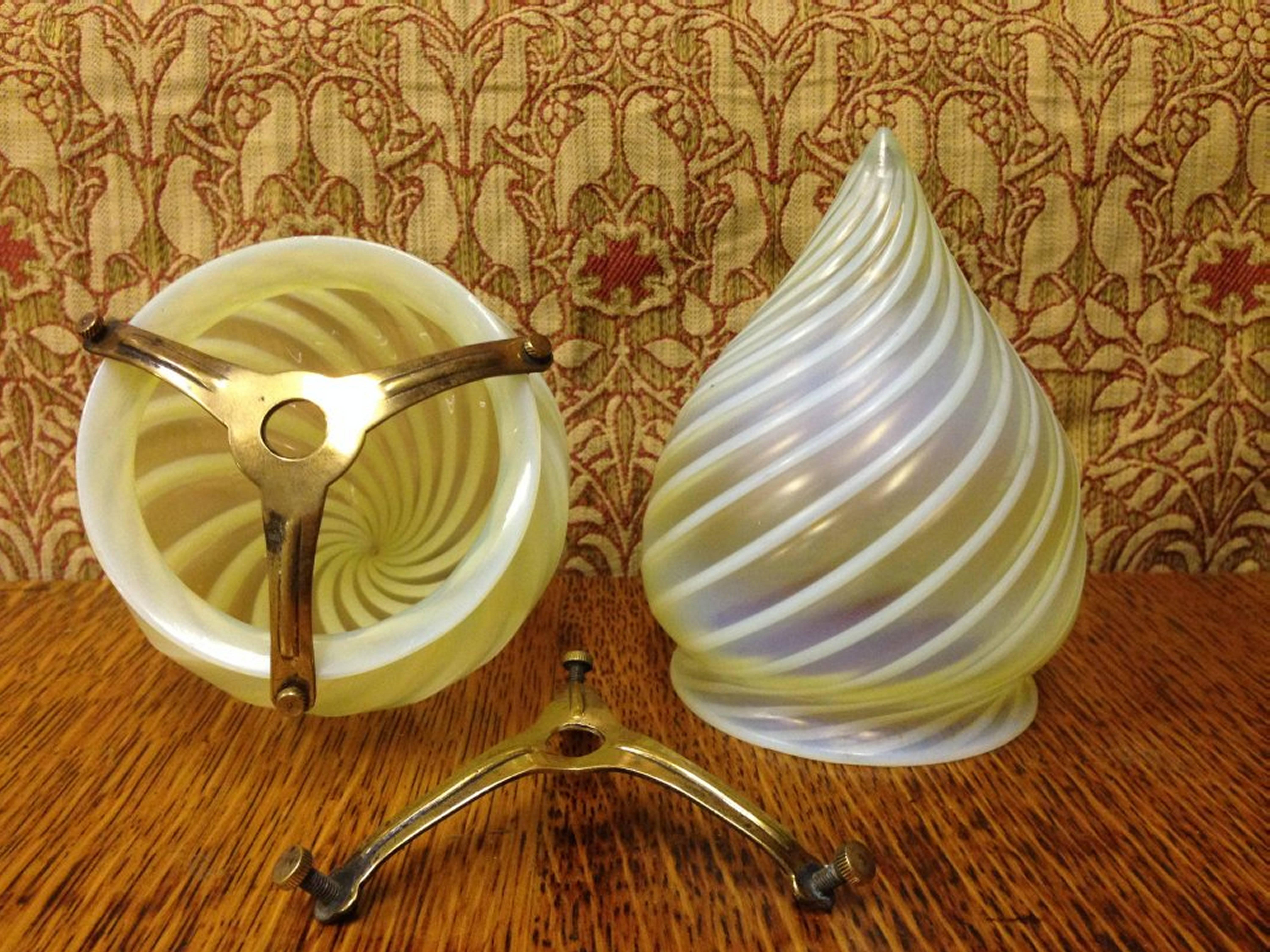 A rare pair of petite Vaseline swirl tear drop shades In Good Condition For Sale In London, GB