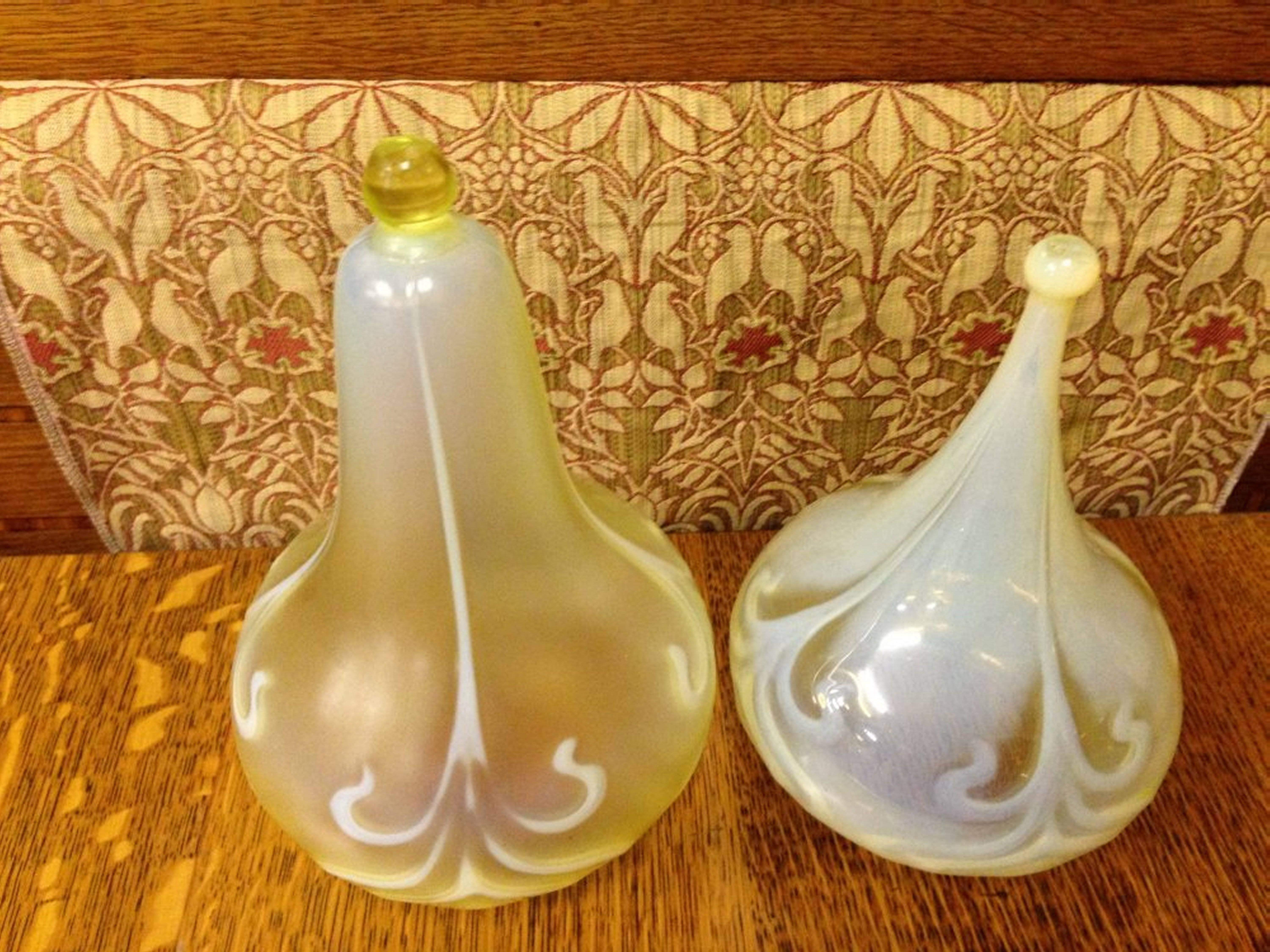 Zwei Pfauenfedern Arts and Crafts Vaseline/Uranium Glas Teardrop Schirme.
Maßnahmen: 
Linke Höhe 9