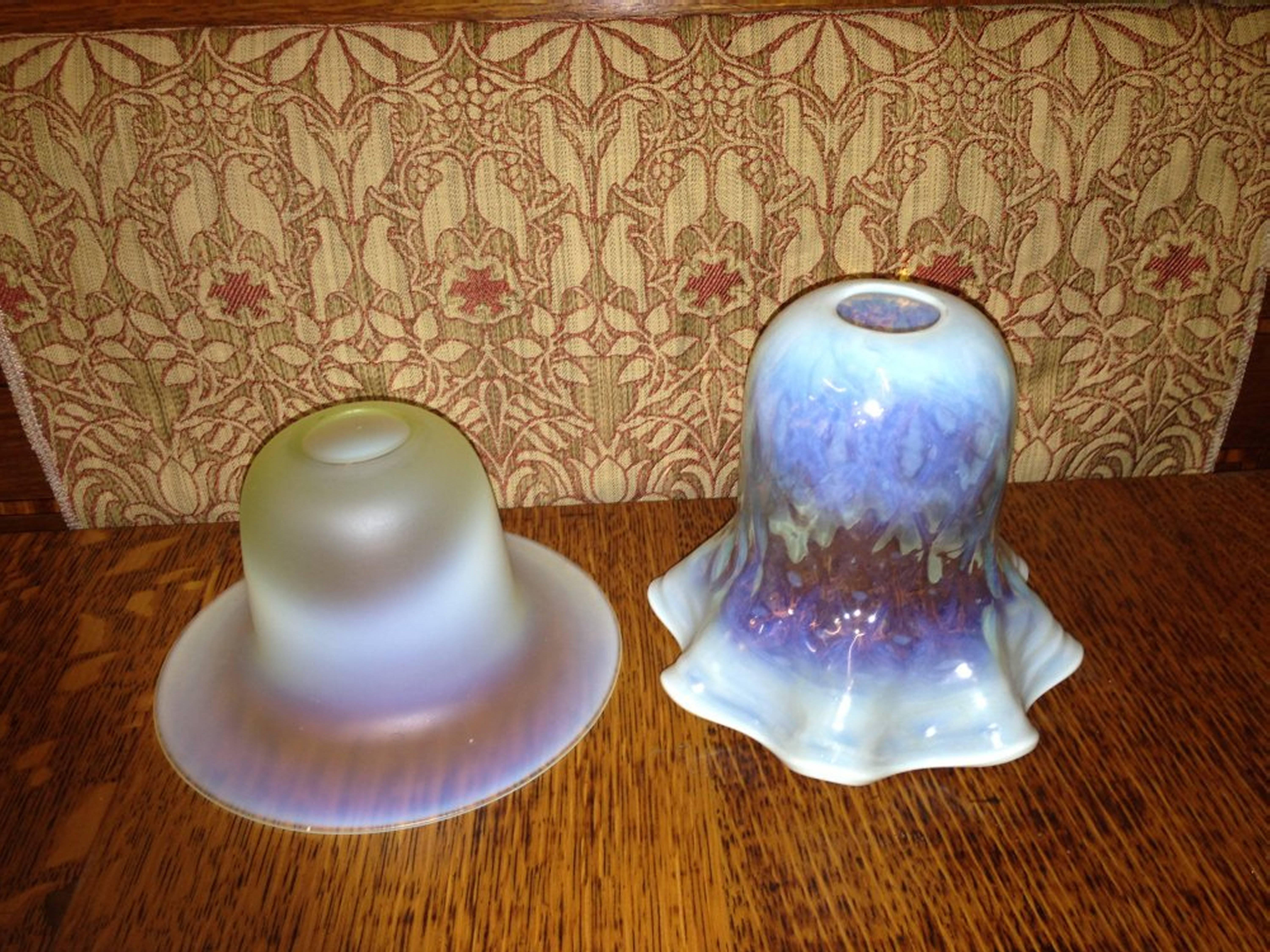 Ein Glasschirm mit flachem Rand aus Arts and Crafts Vaseline/Uranium und ein Glasschirm mit gerüschtem Rand.
Linke flache Felge misst: Höhe 3 1/4