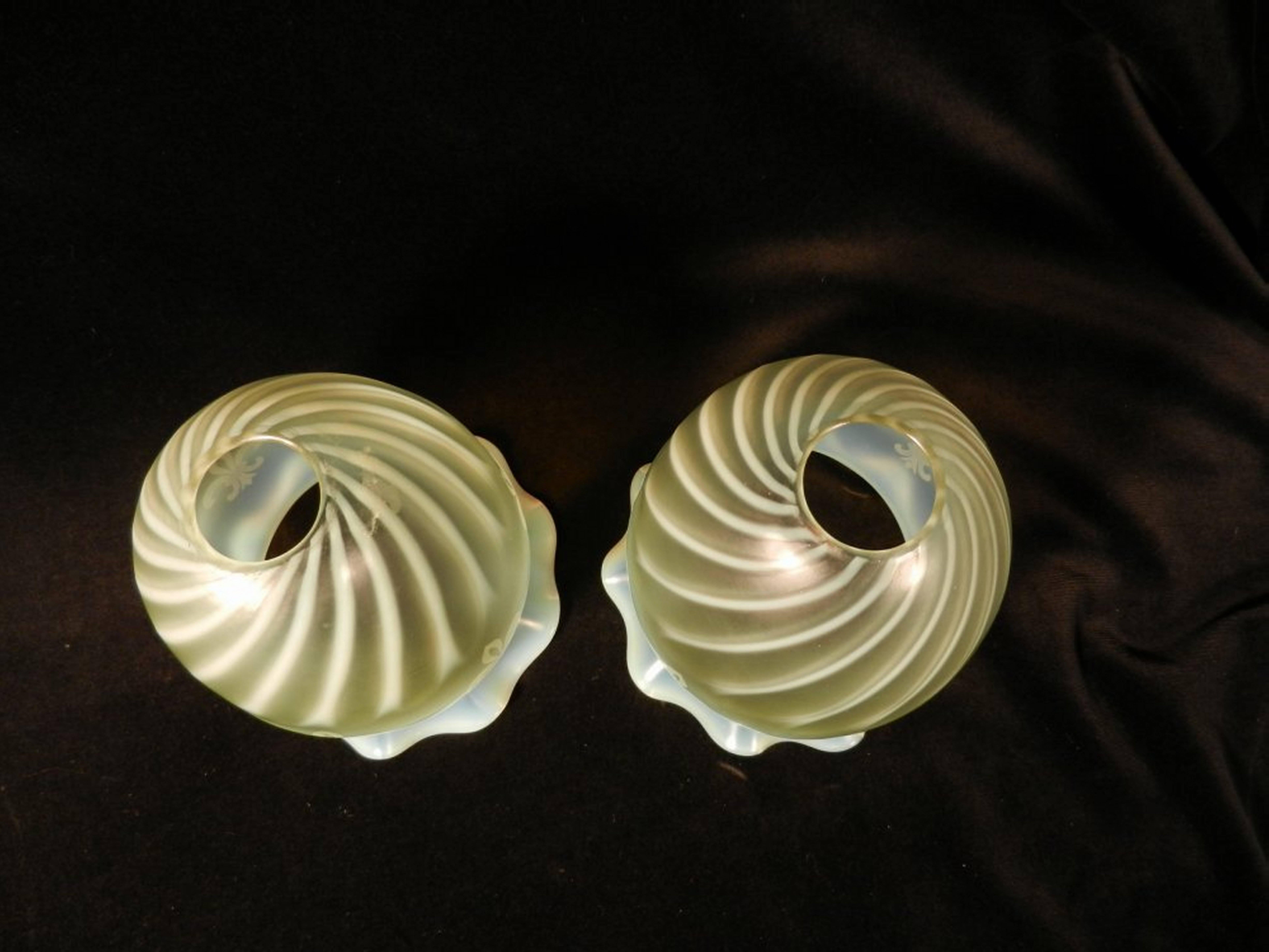 Paire d'abat-jour en verre vaseline avec fleur de lys gravée à l'acide Bon état - En vente à London, GB