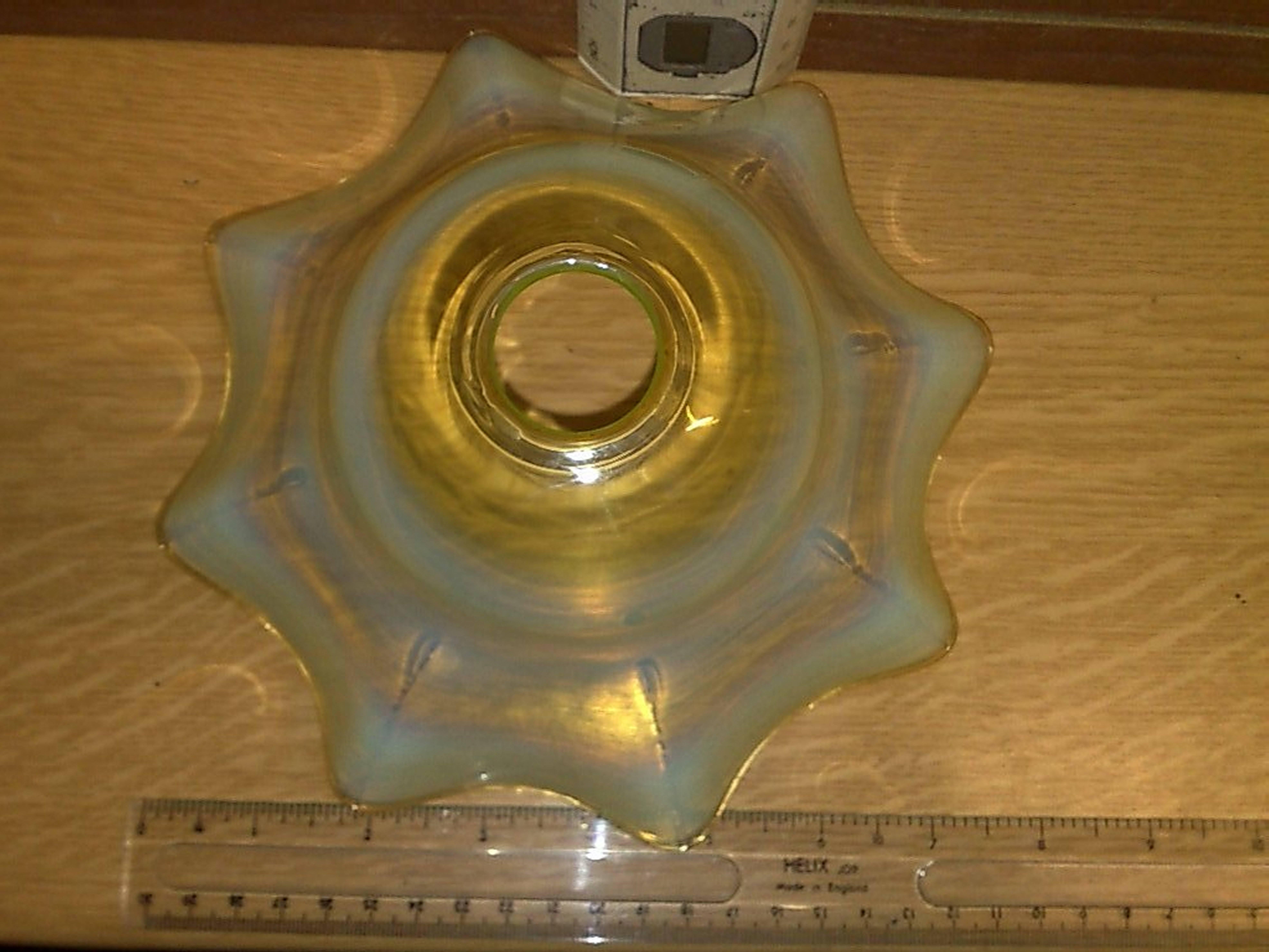 Großer Vaseline-/Uraniumglasschirm mit wellenförmigem Rand im Arts and Crafts-Stil. (Englisch) im Angebot